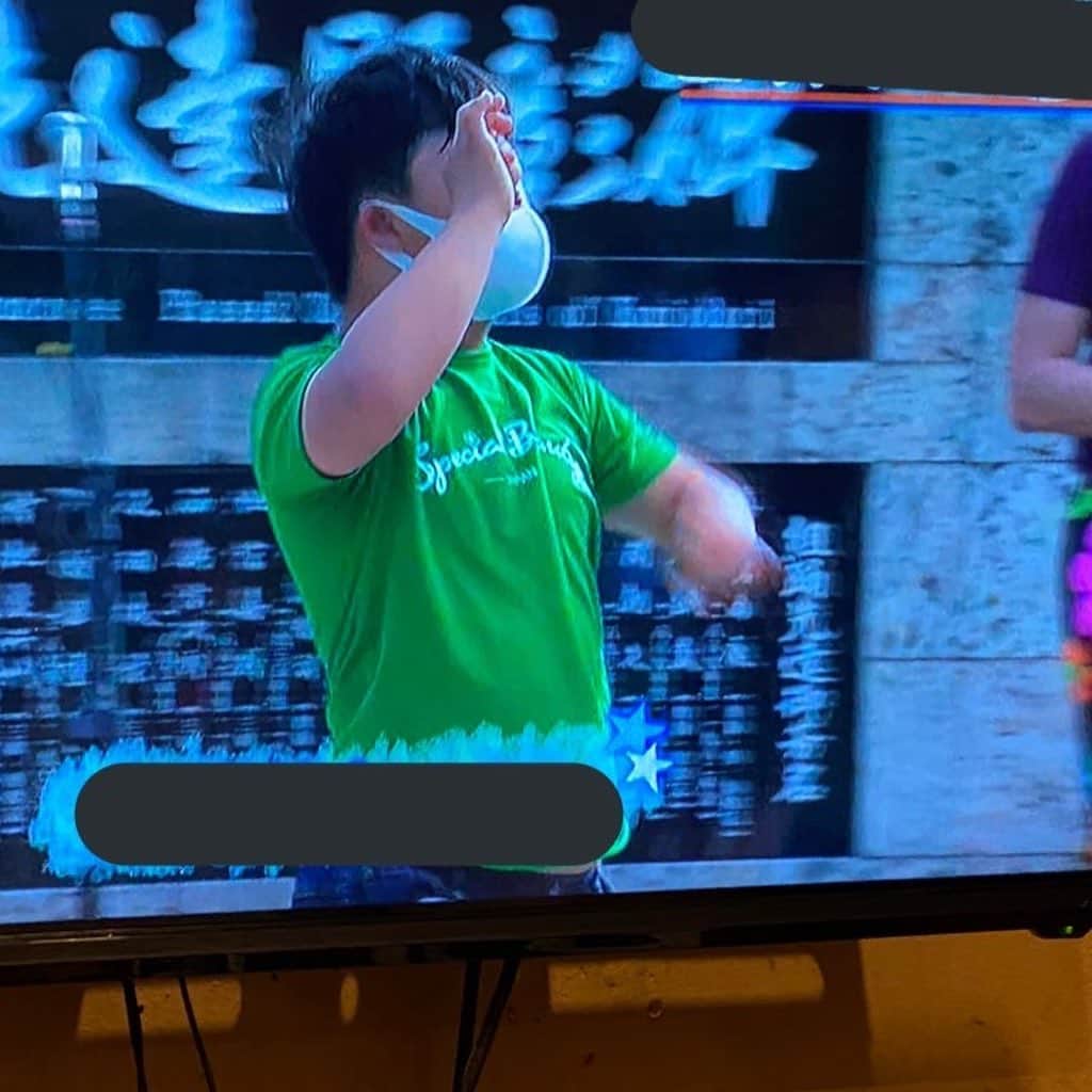 GOSAMARUのインスタグラム：「仕事場でテレビ見てたら琉ドラに良く来てくれる子を発見！ プライバシーがあるので名前とお顔は伏せます。 ハッピー賞おめでとう🤗 プロレスのポーズも最高だったよ👍」