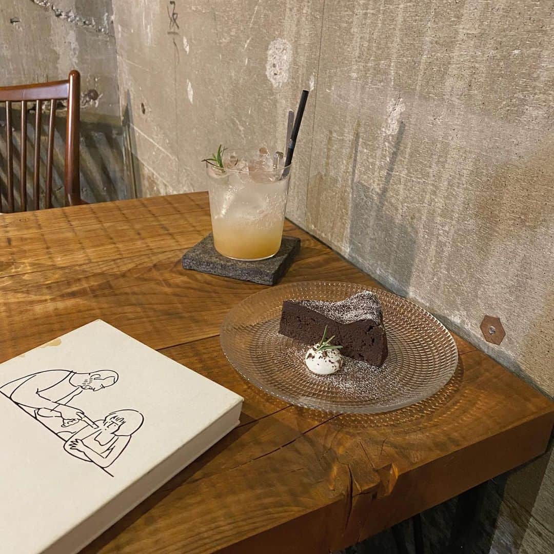 のインスタグラム：「山形県にお邪魔してます♡ もともと傘屋さんだった場所を リノベーションしたCAFE @bota_coffee でTea time☂️☕️ 居心地が良くて雰囲気最高でした♡ ジンジャエールとガトーショコラもおいしかったな〜💭 ・ #yamagata#yamagatacafe#cafe #tohokucafe#yamagatagram  #cafestagram#botacoffee  #行くぜ東北#山形#山形カフェ #東北カフェ#カフェ巡り#山形グルメ  #カフェスタグラム#山形カメラ部」