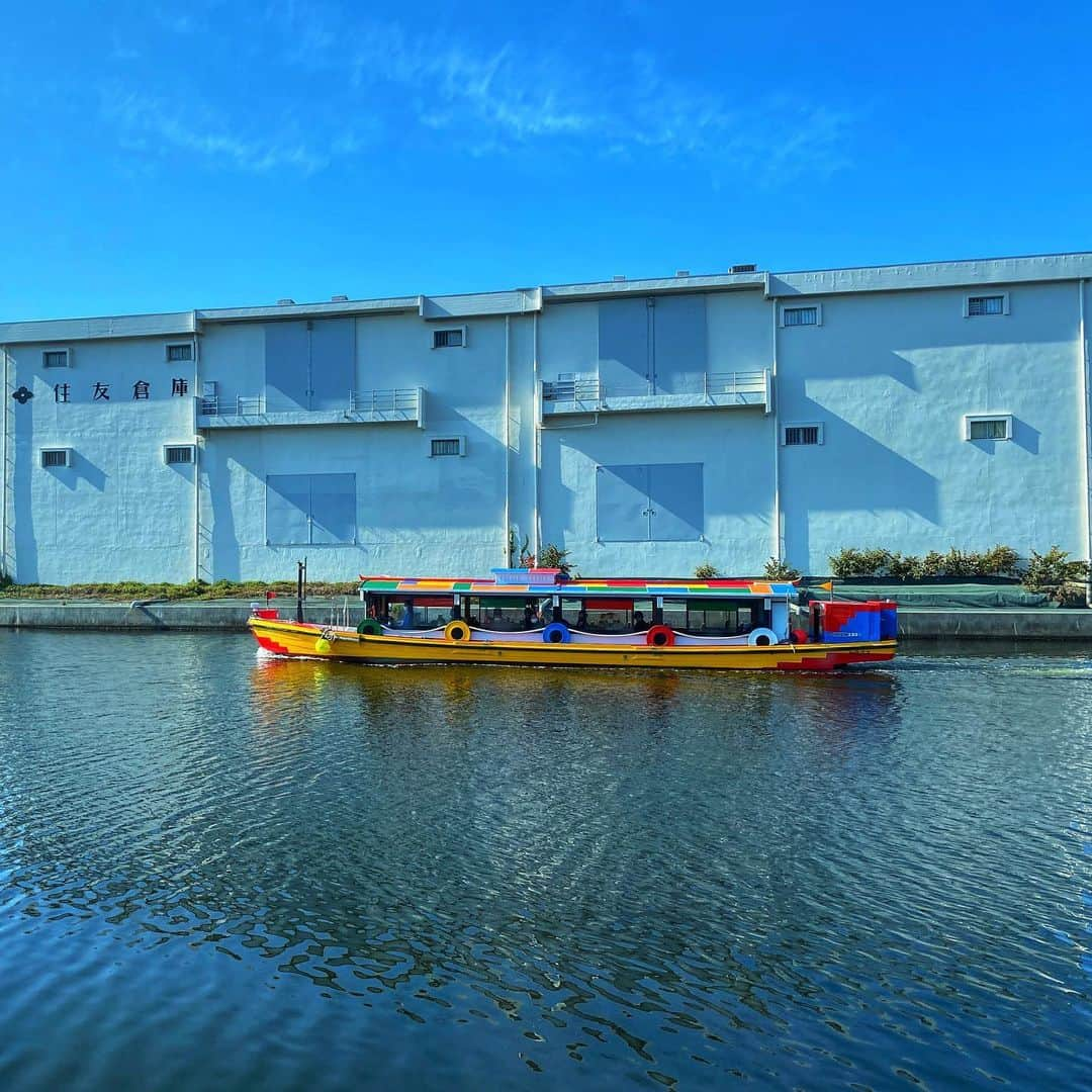 イレーネさんのインスタグラム写真 - (イレーネInstagram)「Perfect day for a cruise in Nagoya... . 名古屋市とJTBさん企画の、 中川運河を盛り上げる #光とアートのキャナルクルーズ インスタ投稿キャンペーン、もう参加できましたかしら？ . お天気の良い秋の日、ガーデン埠頭からささしまライブまで、「クルーズ名古屋」の水上バスに乗船してきました . なんと気持ちの良いクルーズよ...またまた名古屋を飛び出し世界への脳内旅行が炸裂しましたよ（前回の投稿もご覧ください😂） . まず名古屋港の観覧車横を通り過ぎ、「中川口通船門」でパナマ運河をプチ体験。水位が少しずつ下がっていく感覚に、はしゃぐよね... . 昭和初期に開通した中川運河は、「東洋一の大運河」と言われていたんだとか。当時の活気の歴史を感じる倉庫群や、運河沿いの紅葉、お洒落なレストランやカヌー部の練習風景。 . いつの間にか、父の祖国ドイツのライン川を行き交う国際船籍の賑わいや、美しい景色を思い出していました。船の上から見る街の商業や産業って、凄く魅力的だし、特別な気持ちになる。街の発展と水運って凄く密接な関係、って、ドイツの叔父さんも熱く語ってたけど、それそれ！これこれ！ここ名古屋もそうだよ！って思い出していました。 . この区間は45分ほどの旅、あっという間だったな。小さな子ども連れだったけど、ずっと夢中になって窓の外を眺めていたよ。 . 本当に映えますよね... 現在中川運河の映え写真を投稿するだけで当たっちゃうかもしれない、名古屋市とJTBさんによる、豪華なプレゼントキャンペーンを開催中です♡ . . 光とアートのキャナルクルーズの公式Instagramアカウント @nagoya.canalcruiseをフォローしてお気に入りの中川運河の映える写真と「#光とアートのキャナルクルーズ」のハッシュタグをつけてInstagramに投稿すると、抽選で10名様に、名古屋の魅力が詰まった豪華なプレゼントが当たります!   例えば... 船からも見えたバーミキュラ ビレッジも素敵でしたが、バーミキュラ ライスポットミニ（欲しすぎる...） . ストリングスホテル 名古屋でのアフタヌーンティーや、名古屋プリンスホテルにあるレストラン「Sky Dining 天空」のランチブッフェ . 名古屋港水族館の年間パスポートや、ららポートで使えるお買い物券他... . どれも水上バスの船上や中川運河周辺に見えた魅力的なスポットにちなんだ豪華なものばかり♡いや全部欲しいに決まってます... 是非参加してみてください   ＝＝＝＝＝＝＝＝＝＝＝＝＝＝＝ 【応募方法】 ①光とアートのキャナルクルーズ公式Instagram（@nagoya.canalcruise）をフォロー ②中川運河が写っている写真を用意（船上からでも、地上からでもok！） ③ハッシュタグ #光とアートのキャナルクルーズ を付けて、中川運河の写真を投稿   #中川運河 #ささしまライブ #ガーデン埠頭 #名古屋港 #光とアートのキャナルクルーズ #クルーズ名古屋 #水上バス #バーミキュラ #バーミキュラビレッジ #愛知 #名古屋 #名古屋市 #運河 #街歩き #旅行 #休日 #おでかけ #観光スポット #イレトリップ #nagoya #japan #citylife #canalcruise #travel #jtb #pr」11月17日 19時07分 - irenedewald