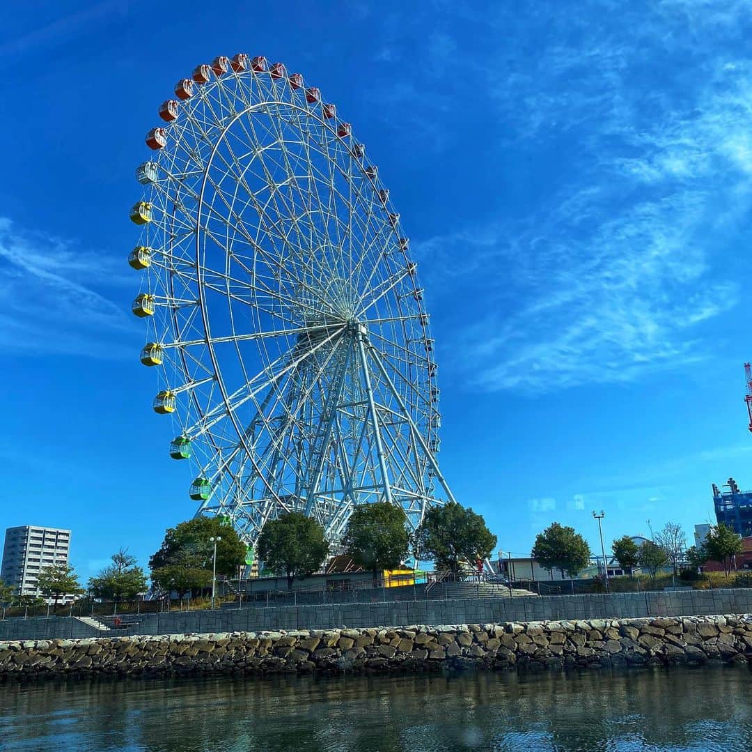 イレーネさんのインスタグラム写真 - (イレーネInstagram)「Perfect day for a cruise in Nagoya... . 名古屋市とJTBさん企画の、 中川運河を盛り上げる #光とアートのキャナルクルーズ インスタ投稿キャンペーン、もう参加できましたかしら？ . お天気の良い秋の日、ガーデン埠頭からささしまライブまで、「クルーズ名古屋」の水上バスに乗船してきました . なんと気持ちの良いクルーズよ...またまた名古屋を飛び出し世界への脳内旅行が炸裂しましたよ（前回の投稿もご覧ください😂） . まず名古屋港の観覧車横を通り過ぎ、「中川口通船門」でパナマ運河をプチ体験。水位が少しずつ下がっていく感覚に、はしゃぐよね... . 昭和初期に開通した中川運河は、「東洋一の大運河」と言われていたんだとか。当時の活気の歴史を感じる倉庫群や、運河沿いの紅葉、お洒落なレストランやカヌー部の練習風景。 . いつの間にか、父の祖国ドイツのライン川を行き交う国際船籍の賑わいや、美しい景色を思い出していました。船の上から見る街の商業や産業って、凄く魅力的だし、特別な気持ちになる。街の発展と水運って凄く密接な関係、って、ドイツの叔父さんも熱く語ってたけど、それそれ！これこれ！ここ名古屋もそうだよ！って思い出していました。 . この区間は45分ほどの旅、あっという間だったな。小さな子ども連れだったけど、ずっと夢中になって窓の外を眺めていたよ。 . 本当に映えますよね... 現在中川運河の映え写真を投稿するだけで当たっちゃうかもしれない、名古屋市とJTBさんによる、豪華なプレゼントキャンペーンを開催中です♡ . . 光とアートのキャナルクルーズの公式Instagramアカウント @nagoya.canalcruiseをフォローしてお気に入りの中川運河の映える写真と「#光とアートのキャナルクルーズ」のハッシュタグをつけてInstagramに投稿すると、抽選で10名様に、名古屋の魅力が詰まった豪華なプレゼントが当たります!   例えば... 船からも見えたバーミキュラ ビレッジも素敵でしたが、バーミキュラ ライスポットミニ（欲しすぎる...） . ストリングスホテル 名古屋でのアフタヌーンティーや、名古屋プリンスホテルにあるレストラン「Sky Dining 天空」のランチブッフェ . 名古屋港水族館の年間パスポートや、ららポートで使えるお買い物券他... . どれも水上バスの船上や中川運河周辺に見えた魅力的なスポットにちなんだ豪華なものばかり♡いや全部欲しいに決まってます... 是非参加してみてください   ＝＝＝＝＝＝＝＝＝＝＝＝＝＝＝ 【応募方法】 ①光とアートのキャナルクルーズ公式Instagram（@nagoya.canalcruise）をフォロー ②中川運河が写っている写真を用意（船上からでも、地上からでもok！） ③ハッシュタグ #光とアートのキャナルクルーズ を付けて、中川運河の写真を投稿   #中川運河 #ささしまライブ #ガーデン埠頭 #名古屋港 #光とアートのキャナルクルーズ #クルーズ名古屋 #水上バス #バーミキュラ #バーミキュラビレッジ #愛知 #名古屋 #名古屋市 #運河 #街歩き #旅行 #休日 #おでかけ #観光スポット #イレトリップ #nagoya #japan #citylife #canalcruise #travel #jtb #pr」11月17日 19時07分 - irenedewald