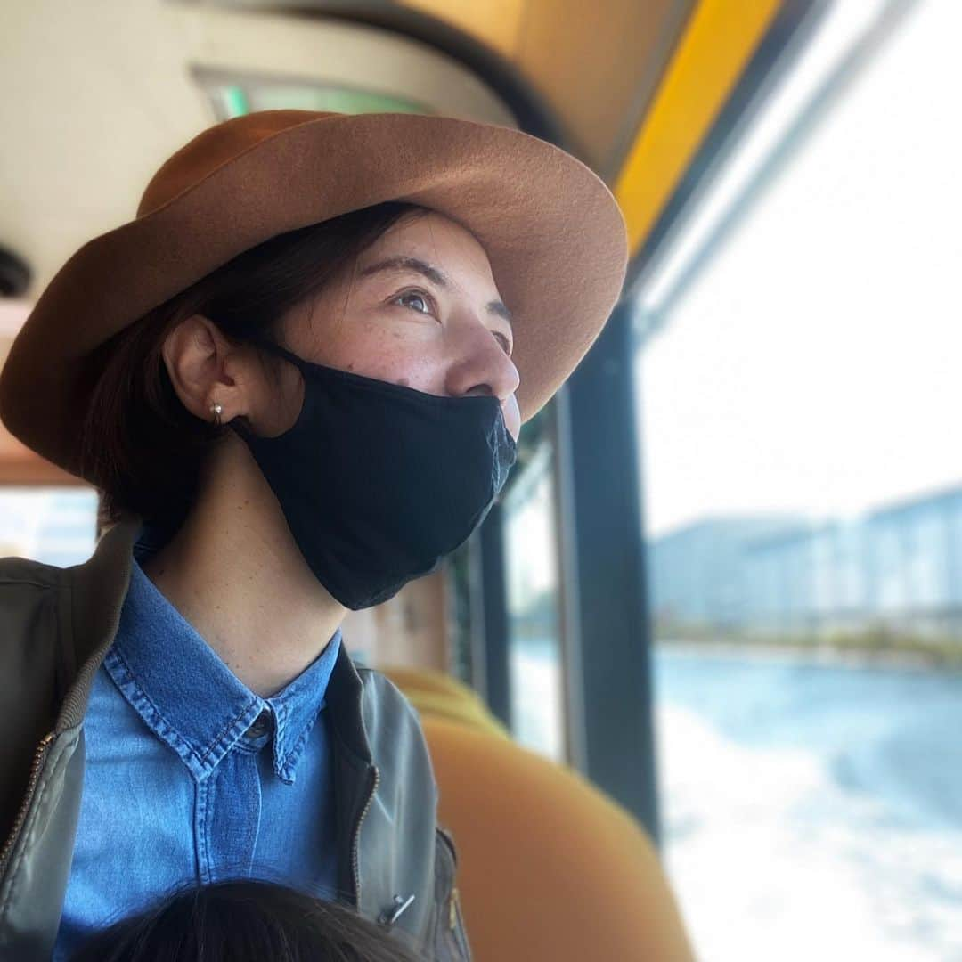 イレーネさんのインスタグラム写真 - (イレーネInstagram)「Perfect day for a cruise in Nagoya... . 名古屋市とJTBさん企画の、 中川運河を盛り上げる #光とアートのキャナルクルーズ インスタ投稿キャンペーン、もう参加できましたかしら？ . お天気の良い秋の日、ガーデン埠頭からささしまライブまで、「クルーズ名古屋」の水上バスに乗船してきました . なんと気持ちの良いクルーズよ...またまた名古屋を飛び出し世界への脳内旅行が炸裂しましたよ（前回の投稿もご覧ください😂） . まず名古屋港の観覧車横を通り過ぎ、「中川口通船門」でパナマ運河をプチ体験。水位が少しずつ下がっていく感覚に、はしゃぐよね... . 昭和初期に開通した中川運河は、「東洋一の大運河」と言われていたんだとか。当時の活気の歴史を感じる倉庫群や、運河沿いの紅葉、お洒落なレストランやカヌー部の練習風景。 . いつの間にか、父の祖国ドイツのライン川を行き交う国際船籍の賑わいや、美しい景色を思い出していました。船の上から見る街の商業や産業って、凄く魅力的だし、特別な気持ちになる。街の発展と水運って凄く密接な関係、って、ドイツの叔父さんも熱く語ってたけど、それそれ！これこれ！ここ名古屋もそうだよ！って思い出していました。 . この区間は45分ほどの旅、あっという間だったな。小さな子ども連れだったけど、ずっと夢中になって窓の外を眺めていたよ。 . 本当に映えますよね... 現在中川運河の映え写真を投稿するだけで当たっちゃうかもしれない、名古屋市とJTBさんによる、豪華なプレゼントキャンペーンを開催中です♡ . . 光とアートのキャナルクルーズの公式Instagramアカウント @nagoya.canalcruiseをフォローしてお気に入りの中川運河の映える写真と「#光とアートのキャナルクルーズ」のハッシュタグをつけてInstagramに投稿すると、抽選で10名様に、名古屋の魅力が詰まった豪華なプレゼントが当たります!   例えば... 船からも見えたバーミキュラ ビレッジも素敵でしたが、バーミキュラ ライスポットミニ（欲しすぎる...） . ストリングスホテル 名古屋でのアフタヌーンティーや、名古屋プリンスホテルにあるレストラン「Sky Dining 天空」のランチブッフェ . 名古屋港水族館の年間パスポートや、ららポートで使えるお買い物券他... . どれも水上バスの船上や中川運河周辺に見えた魅力的なスポットにちなんだ豪華なものばかり♡いや全部欲しいに決まってます... 是非参加してみてください   ＝＝＝＝＝＝＝＝＝＝＝＝＝＝＝ 【応募方法】 ①光とアートのキャナルクルーズ公式Instagram（@nagoya.canalcruise）をフォロー ②中川運河が写っている写真を用意（船上からでも、地上からでもok！） ③ハッシュタグ #光とアートのキャナルクルーズ を付けて、中川運河の写真を投稿   #中川運河 #ささしまライブ #ガーデン埠頭 #名古屋港 #光とアートのキャナルクルーズ #クルーズ名古屋 #水上バス #バーミキュラ #バーミキュラビレッジ #愛知 #名古屋 #名古屋市 #運河 #街歩き #旅行 #休日 #おでかけ #観光スポット #イレトリップ #nagoya #japan #citylife #canalcruise #travel #jtb #pr」11月17日 19時07分 - irenedewald