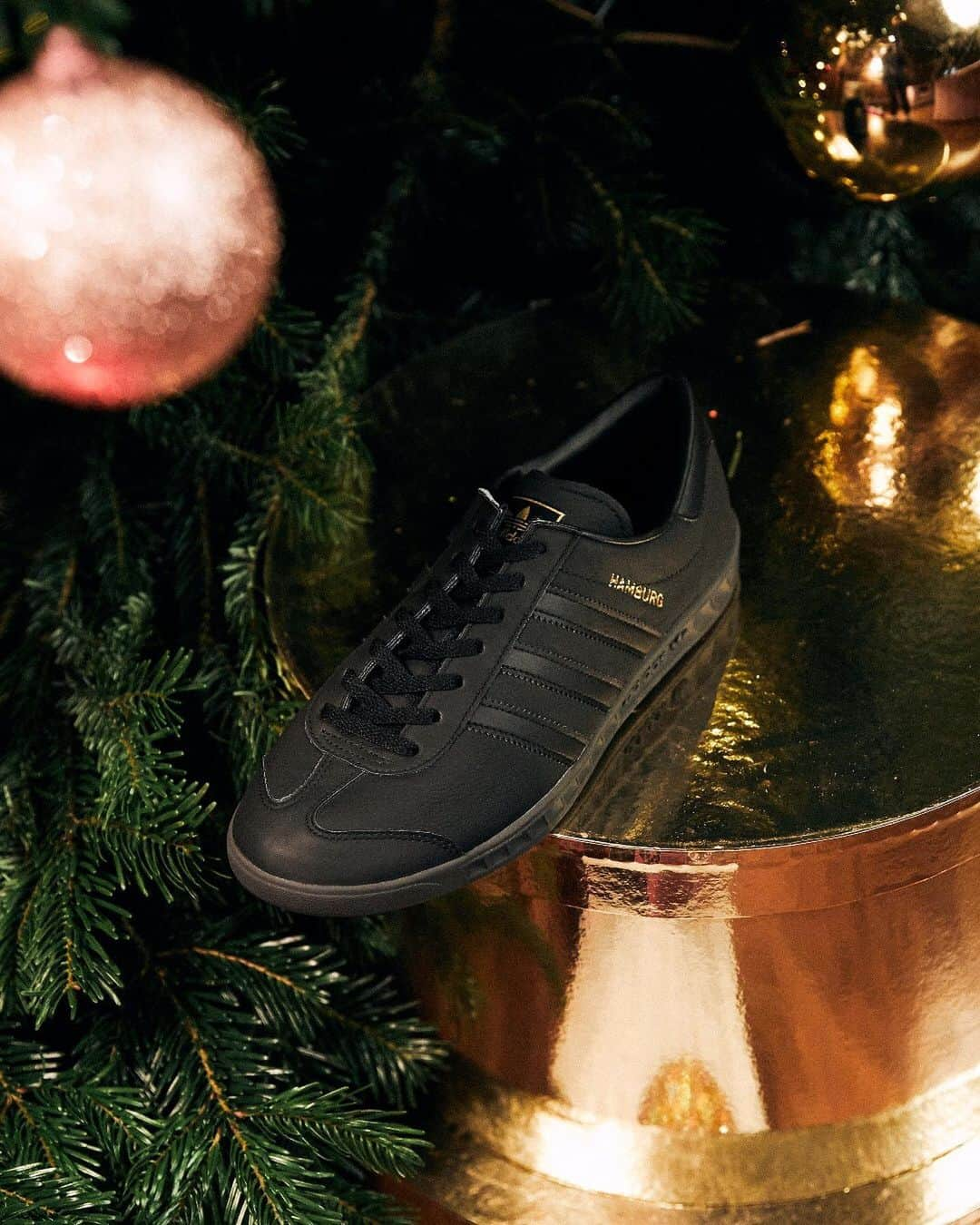 FOOTASYLUMさんのインスタグラム写真 - (FOOTASYLUMInstagram)「Restored to past glories. 🙌  Get ready for Christmas and pick up a pair of @adidasoriginals Hamburg in core black when you next shop online.  #Footasylum #Adidas originals」11月17日 19時07分 - footasylum