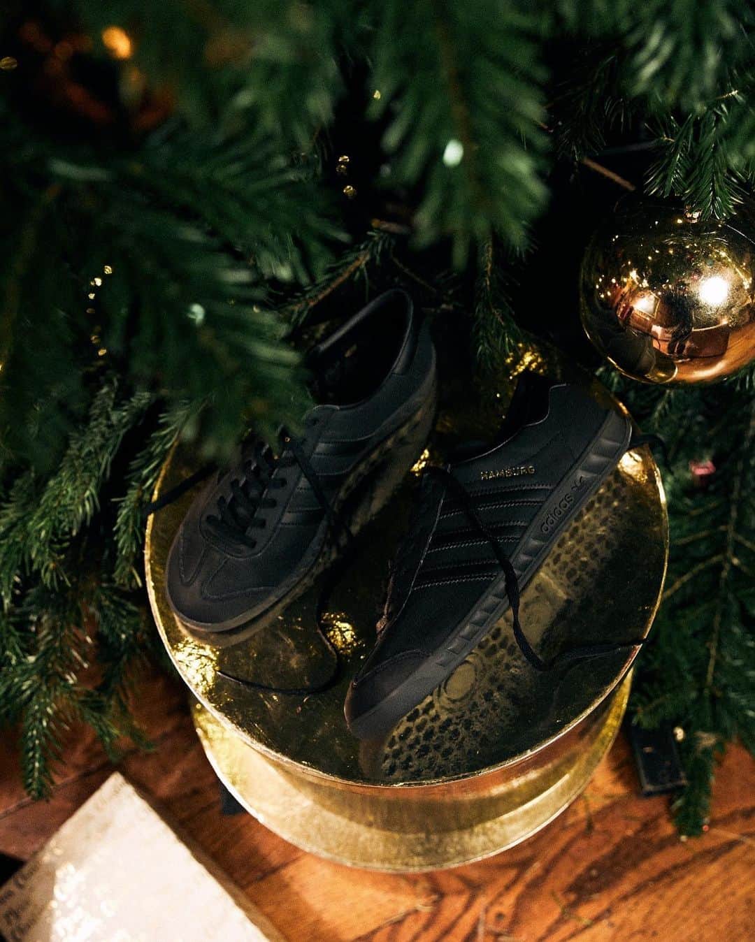FOOTASYLUMさんのインスタグラム写真 - (FOOTASYLUMInstagram)「Restored to past glories. 🙌  Get ready for Christmas and pick up a pair of @adidasoriginals Hamburg in core black when you next shop online.  #Footasylum #Adidas originals」11月17日 19時07分 - footasylum