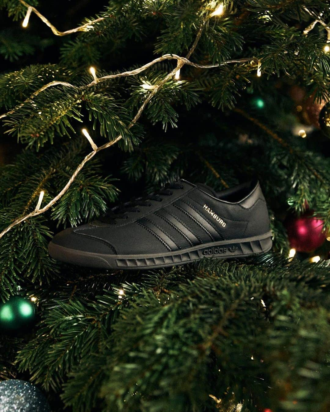 FOOTASYLUMさんのインスタグラム写真 - (FOOTASYLUMInstagram)「Restored to past glories. 🙌  Get ready for Christmas and pick up a pair of @adidasoriginals Hamburg in core black when you next shop online.  #Footasylum #Adidas originals」11月17日 19時07分 - footasylum