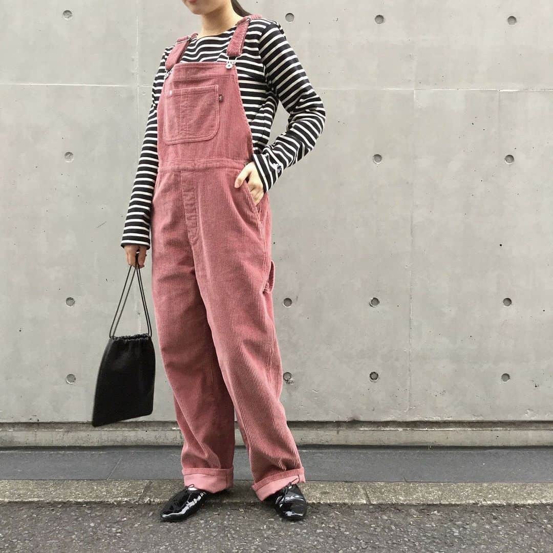 のインスタグラム：「. . . // staff coordinate // . . @fig_london . 8W corduroy overall  ¥15,800+tax . leather KINCYAKU ¥8,900+tax  . @peupres   アメリカンヴィンテージボーダー長袖PO ¥8,900+tax . .  . . #figlondon#フィグロンドン#コーディネート#コーデュロイ#オーバーオール#アトリエドゥサボン」