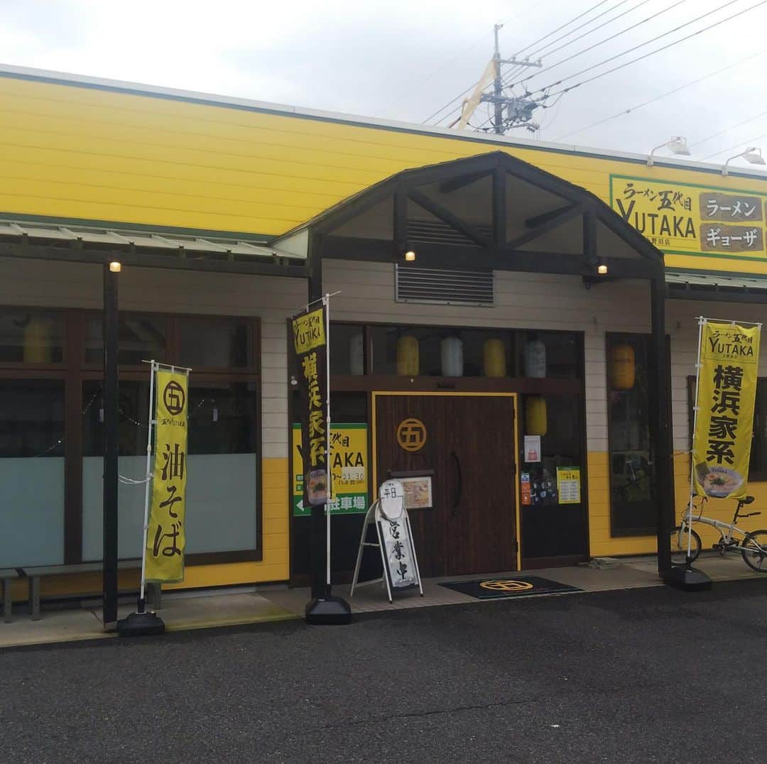 どさけんさんのインスタグラム写真 - (どさけんInstagram)「どさけんは家系ラーメンがお好き❤  山口県に来た頃は家系ラーメンを食べれるお店はありませんでした！  それが今ではどさけん調べで山口県内に3店ほど家系ラーメンが食べられるお店が！  そのうち1件が私の住む山陽小野田市にありますのでご紹介させてください！  そのお店は五代目YUTAKAさん！みなさんご存知山口県ラーメンに革命を起こしたYUTAKAグループのお店です！  家系ラーメンとは濃厚な豚骨醤油のラーメンで具はチャーシューに海苔にほうれん草、麺は中太がオーソドックスです！  オーダーの際に麺の硬さ、味の濃さ、油の量を選べます！  どさけんはいつも固め、濃いめ、多め❤  家系ラーメンの1番の特徴はご飯に合う！  家系ラーメン×ご飯＝無限  スープに浸されたほぐれたチャーシューやスープにヒタヒタになった海苔で食べるご飯マジで最高！  YUTAKAさんが凄いのはサイドメニューの美味しさ！  僕が食べた肉焼売がジューシーで最高！  マジでご飯何杯でも食べれちゃう。  今もヨダレを垂らしながら文章書いてます！  たまらない！  みなさんもぜひー！  山陽小野田市は本当に麺シティー！  #山陽小野田市 #スマイルシティ #スマイルプランナー #家系ラーメン #ご飯が足りない #山陽小野田麺シティ #五代目YUTAKA #二代目はクリスチャン #どさけん #YUTAKAさん仕事ください」11月17日 19時12分 - dosaken101