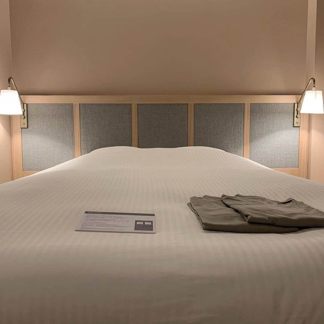 isutaさんのインスタグラム写真 - (isutaInstagram)「「洛と人をむすぶ路」をコンセプトにした﻿ リノベーションホテル♡﻿ ﻿ ﻿ 2018年5月にオープンしたばかりの「RAKURO 京都 by THE SHARE HOTELS」は、“新しい京都の魅力が生まれる場所”を目指したホテル。﻿ ﻿ ﻿ 2F～5Fは客室になっていて、最上階にはルーフトップテラスがあります。﻿ ﻿ ﻿ 受付のある１Fには、京都で人気のお店「リンク（LINK）」の３号店「ツナグ」というレストラン＆バー、ライブラリー、シェアキッチン、レンタルサイクルなど設備が充実。﻿ ﻿ ﻿ モダンな和室から洋室まで、テイストの異なるさまざまな部屋が揃っているので、どれにしようか迷ってしまいそう...。どの部屋も楽しめること間違いなしです！﻿ ﻿ ﻿ 気になる方はチェックしてみてください♩﻿ ﻿ ﻿ 【RAKURO 京都 by THE SHARE HOTELS】﻿ 住所：〒 604-0867﻿ 京都府京都市中京区常真横町186﻿ 最寄り駅：京都市営地下鉄烏丸線「丸太町」駅4番出口より徒歩2分﻿ バス停　鳥丸丸太町 徒歩約２分（京都駅より京都市営地下鉄烏丸線国際会館行き）﻿ 電話番号：075-221-0960﻿ ﻿ ﻿ photo by﻿ @__hina__17__﻿ @_68.rn﻿ @eumld_﻿ @mayuxox_0312﻿ @mpaeiach﻿ ﻿ ﻿ #isuta #イスタ #isutapic﻿ #isuta_trip #isutacafe #カフェ巡り ﻿ #rakurokyoto #京都 #京都旅行﻿ #京都ホテル #リノベーションホテル﻿ #rakuro京都 #京都巡り #京都カフェ﻿ #ホテル泊 #女子旅  #isutahotel﻿ #温泉旅行 #ホテル巡り #おしゃれホテル﻿ #記念日旅行 #カフェスタグラム ﻿ #hotel #hotelstagram #ホテル ﻿ #ホテル好き #お洒落な人と繋がりたい ﻿ #旅行好きな人と繋がりたい」11月17日 19時14分 - isuta_jp