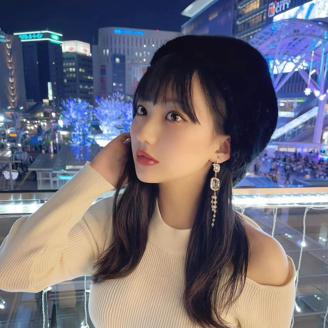 田中美久さんのインスタグラム写真 - (田中美久Instagram)「今年も博多駅のクリスマスマーケットにメンバーと行ってきました☺️🎄❄️. . イルミネーション大好きなので綺麗で楽しかったな〜✨. . #写真撮る時だけマスク外してます 😷 . . 1.2.3枚目ポーズがどれも一緒ですが…最近はインスタグラマーの可愛い女の子の皆さんから沢山の事を学んでます。アイドルポーズのバリエーションは沢山あるのにこーゆーのは本当苦手なもので。あといつも似たような角度でごめんなさい。正面だとどうしても✌️しか出てこないんです。学んでいきます。 #博多駅　#クリスマスマーケット　#イルミネーション　  #ロシア帽 #メンバーにこれやんと言われた #💂　、、、 #ぴえん 、、、、、」11月17日 19時14分 - mikumonmon_48