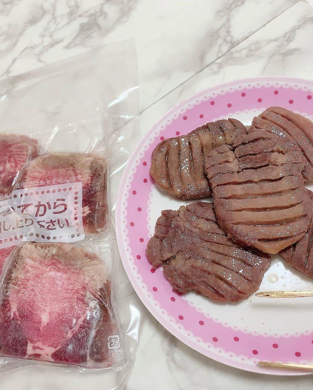 satomiさんのインスタグラム写真 - (satomiInstagram)「🐮タンパク質摂取🐮🥩  ・ 本場仙台の牛タン『食べてっ亭』の牛タン🐮 をお取り寄せしたよ🍽 ・ 12mmで肉厚たっぷりなのに硬くなくてジューシーで美味しい〜🥩💕🍽🍽 冷凍保存できるし食べるときはフライパンで 焼くだけだから簡単！ この大きさ凄いよ！！！ ・ 今度は旅行で仙台行きたいな〜💕🚄 ・ #牛タン  #仙台グルメ  #食べてっ亭  #厚切り牛タン #タン塩  #タンスタグラム  #おうち焼肉  #お取り寄せグルメ #リラポ #pr #焼肉 #肉スタグラム #肉食女子 #ステーキ #肉好きな人と繋がりたい #タンパク質摂取 #トレーニング飯 #仙台 #仙台グルメ #さとみのグルメ記録 #野球女子 #楽天ゴールデンイーグルス  @relapo_coupon」11月17日 19時14分 - saatoomii47