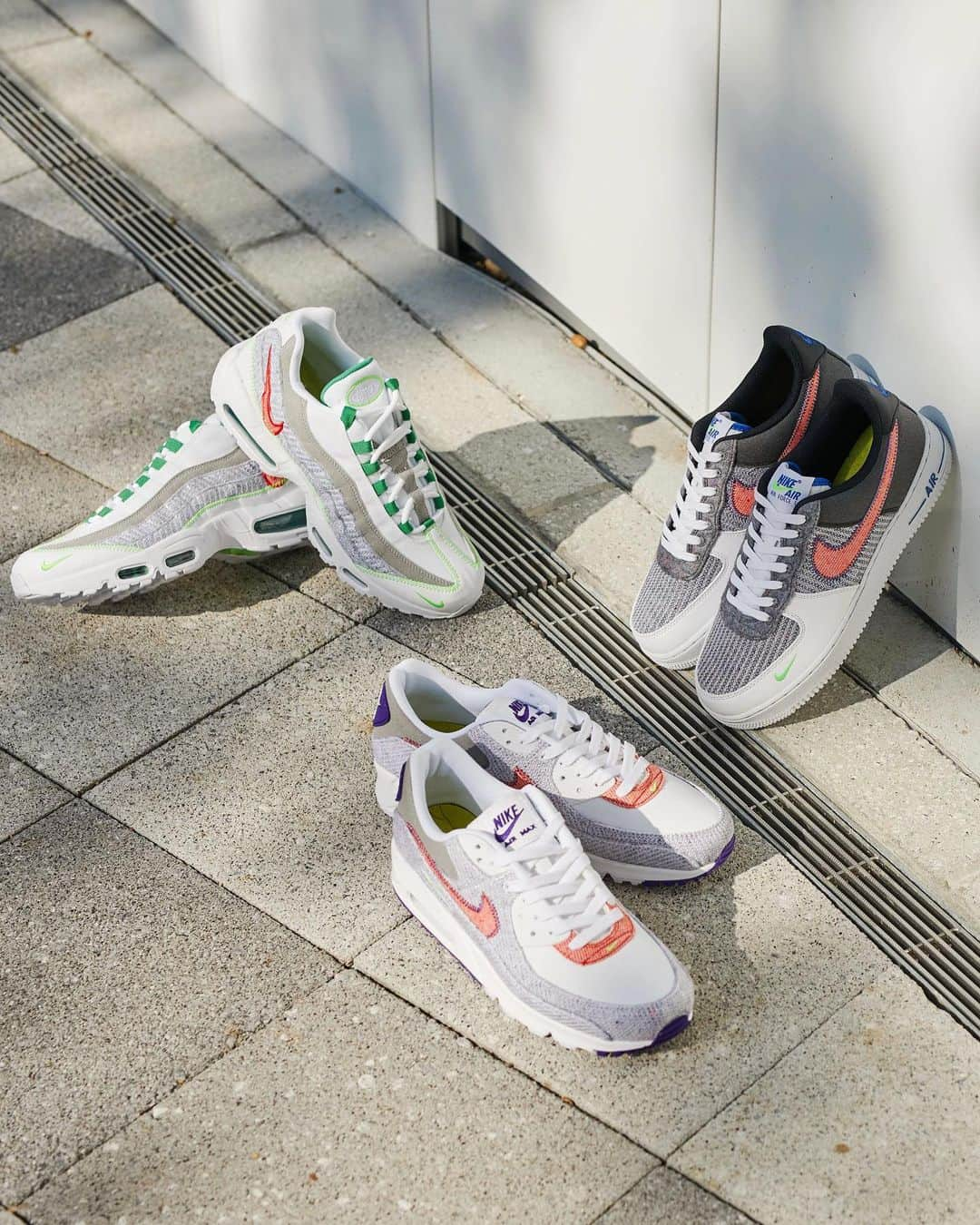 アトモスさんのインスタグラム写真 - (アトモスInstagram)「. 11/24(TUE)よりNIKE AIR FORCE 1 '07、NIKE AIR MAX 90、NIKE AIR MAX 95が登場。 廃棄物の削減と炭素排出量をゼロに向けたサスティナブルに対する取り組みを、世界に精通するNIKEも率先して行う。そんな取り組みの中で、名作のスニーカーたちもまた素材を変えて新たに生まれ変わる。前回登場したAIR MAX 1に次いで、AIR FORCE 1、AIR MAX 90、AIR MAX 95がラインナップ。シルエットはそのままに、様々な素材が混ざりあいリサイクル素材特有の模様を織り成す。上縫いの各ステッチもその風合いを際立たせ、革新的なそのデザインを象徴するビビットな印象を与える。 . From 11/24 (TUE), NIKE AIR FORCE 1 '07, NIKE AIR MAX 90, and NIKE AIR MAX 95 will be released. The global company NIKE will also take the lead in efforts to reduce waste and C02 to zero sustainability. In such efforts, masterpiece sneakers will also be reborn by changing the material. Following the AIR MAX 1 that appeared last time, the lineup includes AIR FORCE 1, AIR MAX 90, and AIR MAX 95. While keeping the silhouette, various materials are mixed to create a pattern peculiar to recycled materials. Each stitch on the top stitch also accentuates the texture and gives a vivid impression that symbolizes the innovative design. . #atmos #atmostokyo #atmosjapan #nike #airforce1 #airmax90 #airmax95 #af1 #am90 #am95 #アトモス #ナイキ」11月17日 19時16分 - atmos_japan