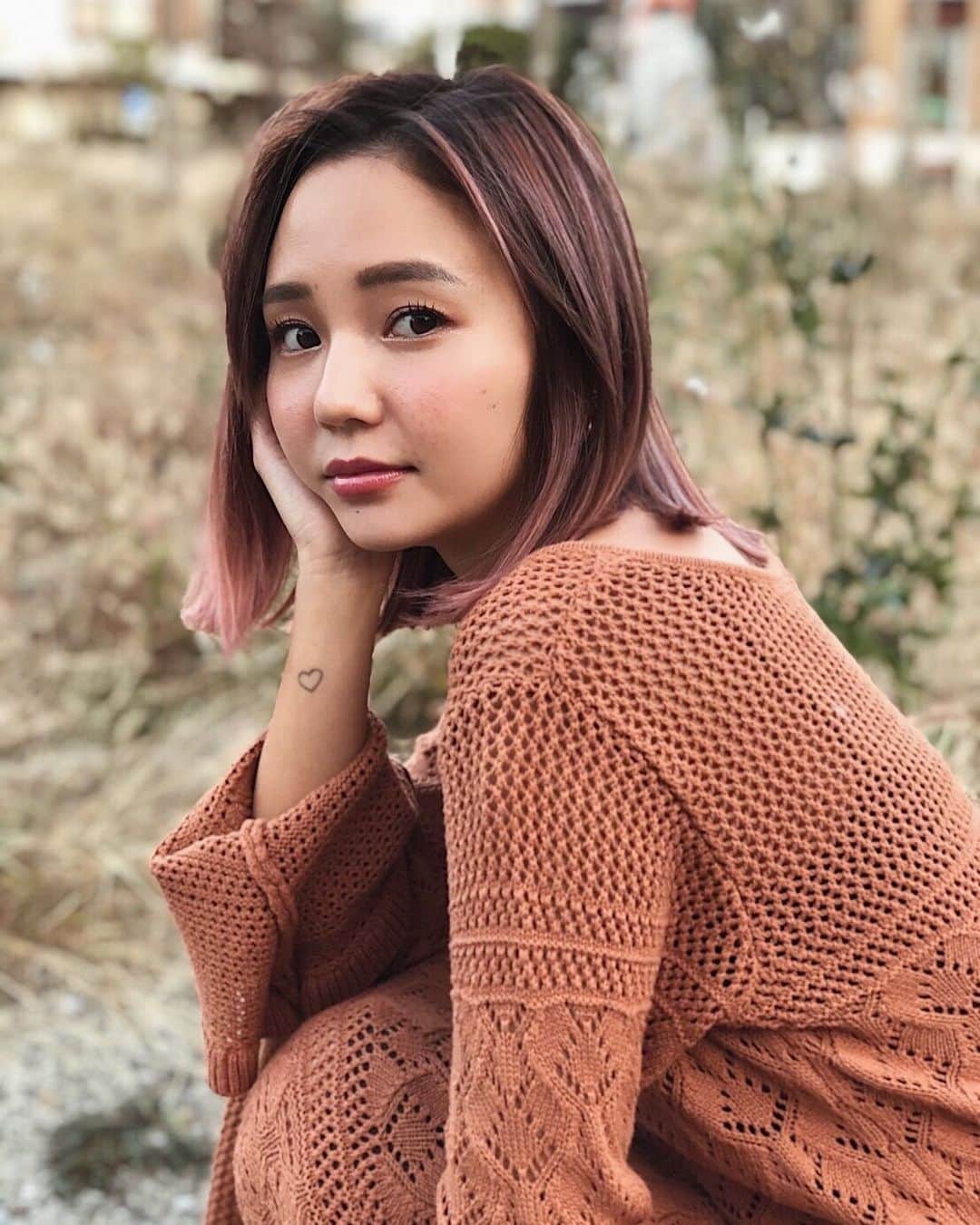MELLOWのインスタグラム：「new hair💫  @babykiy   【stylist:@mellow_watarutakagi】 . . . #ケアカラー#ケアブリーチハイライト . . . Takagiお客様hair →@mellow_takagi_customer_hair . . 【メニュー】 カット+ケアブリーチハイライト+カラー . . 【Mellowのお客様ヘアスタイル】⇨@mellow.hair.style . . . . . . . . . . . . . . . . . . . . . . . . . #babykiy #kiyちゃん #バレイヤージュ#バレイヤージュカラー #束感カット #外国人風束感#pink#ピンクヘアー#外国人風カラー #アッシュカラー #外国人風 #外国人風ヘアー #ブリーチ #ブリーチハイライト #3dカラー #透明感カラー#スライドカット #mellowsalon#原宿美容院 #表参道ヘアサロン #tokyohairsalon #表参道美容室#sustainable#sustainablesalon#サスティナブル」