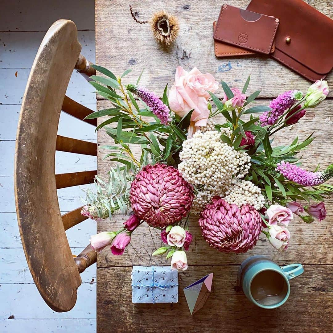 Tea and sittingのインスタグラム：「🌿🔎...it’s the penultimate day of the #onlineopenhouse Artist interview’s today and this morning at 11am GMT I’ll be chatting with @pkkirkwood about her gorgeous leather work. The shop is open until Nov 30th ( link in my bio ) and I’ll be doing a bit of a restock over the next week which will include some of my own work, ceramic Christmas decs and also some fresh wreath making kits from @katelangdaleflorist 🌲 Stay tuned to my stories for more updates 🤩 #shopsmall #shopindependent #brightonartists #artistsopenhouses #5ftinftable」