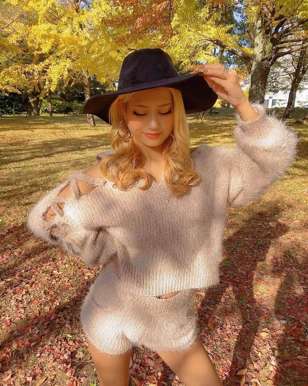 あいめろ姫さんのインスタグラム写真 - (あいめろ姫Instagram)「最近、落ち着いた服もわりと好き😳🍂  でも、結局派手で個性的なのが 一番可愛いけど、、💭💖  #あいちゃんコーデ」11月17日 19時21分 - aisyu0101