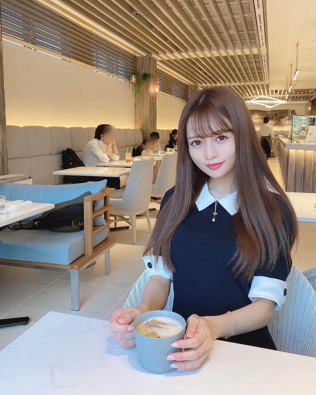 Isakoさんのインスタグラム写真 - (IsakoInstagram)「Blue Globe Tokyo🍽💕 　 気になっていた表参道に新しくできたカフェへ☕️かよこさん @kayoko_nagatani と行って来ました💖 　 このカフェ内装も外装もとてもおしゃれで大人っぽい🥰落ち着いた雰囲気がとっても素敵でした💫💫 　 テラス席も気持ちよさそうだったので、次はテラス席利用したいです🥰 　 そんな私の今日のワンピースは @grace_oriental 👗 とってもお上品なロングの襟付きワンピースです💕 　 お上品なワンピースに合わせてヘアはストレートに💇‍♀️ 昨日 ひびかちゃん @banhibika にプリンセストリートメントをしてもらってとってもさらさらストレートです👸💖 　 ひびかちゃんいつもありがとうございます😊  　 　 　  #表参道カフェ#表参道ランチ#表参道グルメ#東京カフェ巡り#東京カフェ部#ストレート#ストレートヘア#さらさらヘアー#さらさら#ティータイム#お茶の時間#表参道ヒルズ#表参道」11月17日 19時22分 - ichaaako