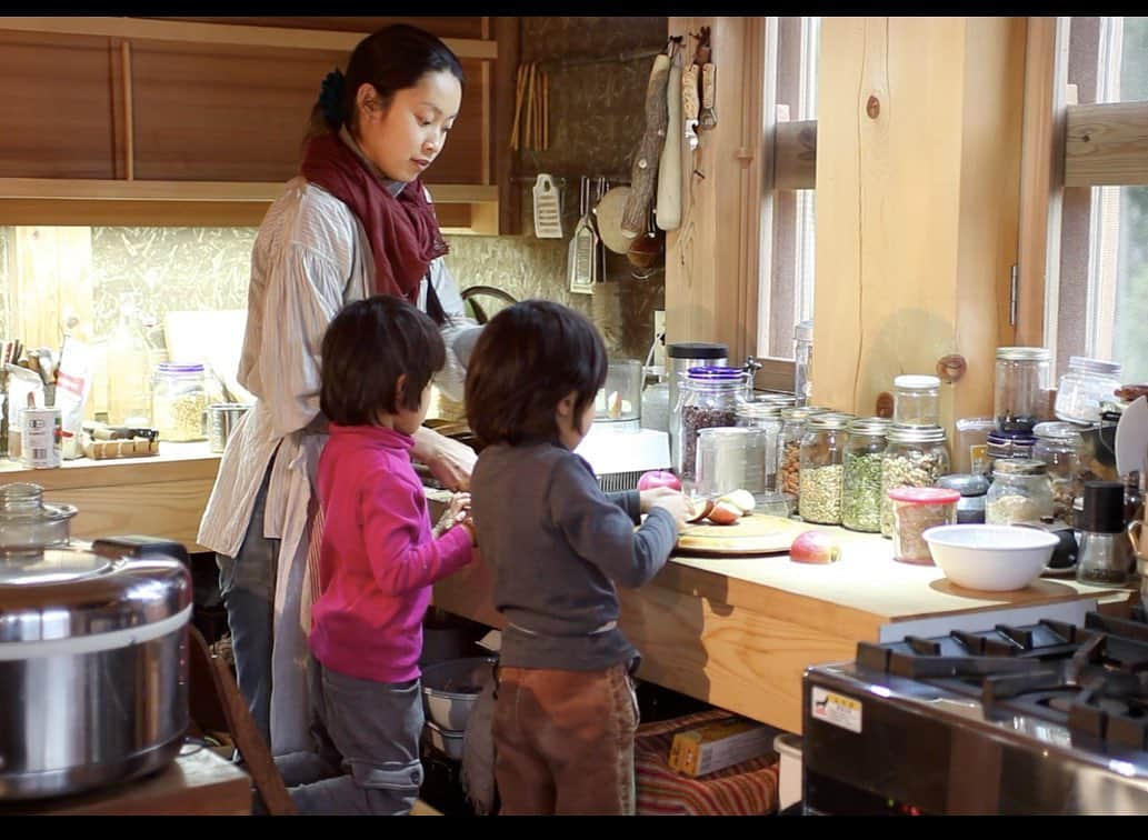 日登美さんのインスタグラム写真 - (日登美Instagram)「I’ve been doing cooking with my kids. This is only what I’ve been. In the small kitchen and through the cooking ,I see the nature,universe, family,life and love. There is everything what I need❤️ If I do cook well or not, it’s not the matter.   どの子供とも沢山一緒に料理をしたなぁ。今もしているなぁ。 小さな台所から見える景色はでっかいなぁ。まだまだ知らないことばかりだな。  料理て得意とか、好きを越えたもの。台所て美味しいとか美しいとか、それを越えたものを見せてくれる場所。大変だとか当たり前とか思うのに、日常生活に密着した場所で、何故かここが私の好きな場所。  子沢山の人生も、同じ様で、理由も条件も考えたことがない。自分で決めたつもりがない。何故かそうなって、させられてるつもりもないけど、したいかどうか考える前に動きだしているようなこと。流れるようにたどり着く場所。そしてこれで良いと感じられること。 鳴呼、人生の不思議。  #kitchen #cooking #kids #momslife #family #love #nature #台所 #料理 #ママライフ #子供と暮らす #子育て」11月17日 19時22分 - hitomihigashi_b