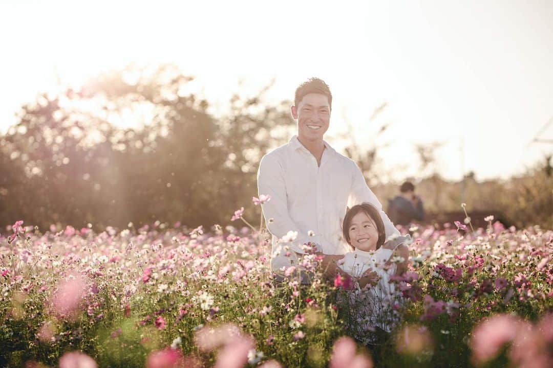 かなのインスタグラム：「． いい写真だぁ😭😭😭 (自分で言う。笑) ． 幼稚園最後のマラソン大会🏃‍♂️ 今年もパパとの特訓の甲斐あり1位になったよ🥺🥇✨ 1,000m4分38秒🎉 男同士で目標達成していく姿が微笑ましい🥰 これからも二人三脚で頑張っていくんだろうな〜💕 ． ． #パパと息子#おめでとう#宝物#コスモス」