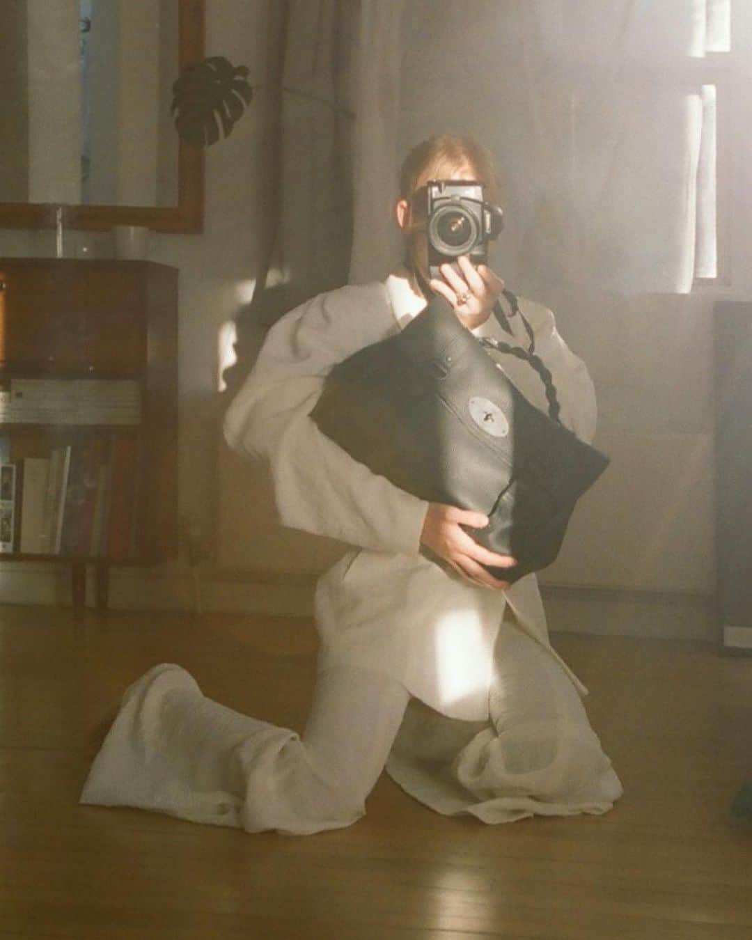 マルベリーさんのインスタグラム写真 - (マルベリーInstagram)「Photographer @gwenaelle.c.trannoy wearing the #MulberryAlexa. . Self-portrait by @gwenaelle.c.trannoy for Mulberry.」11月17日 19時23分 - mulberryengland