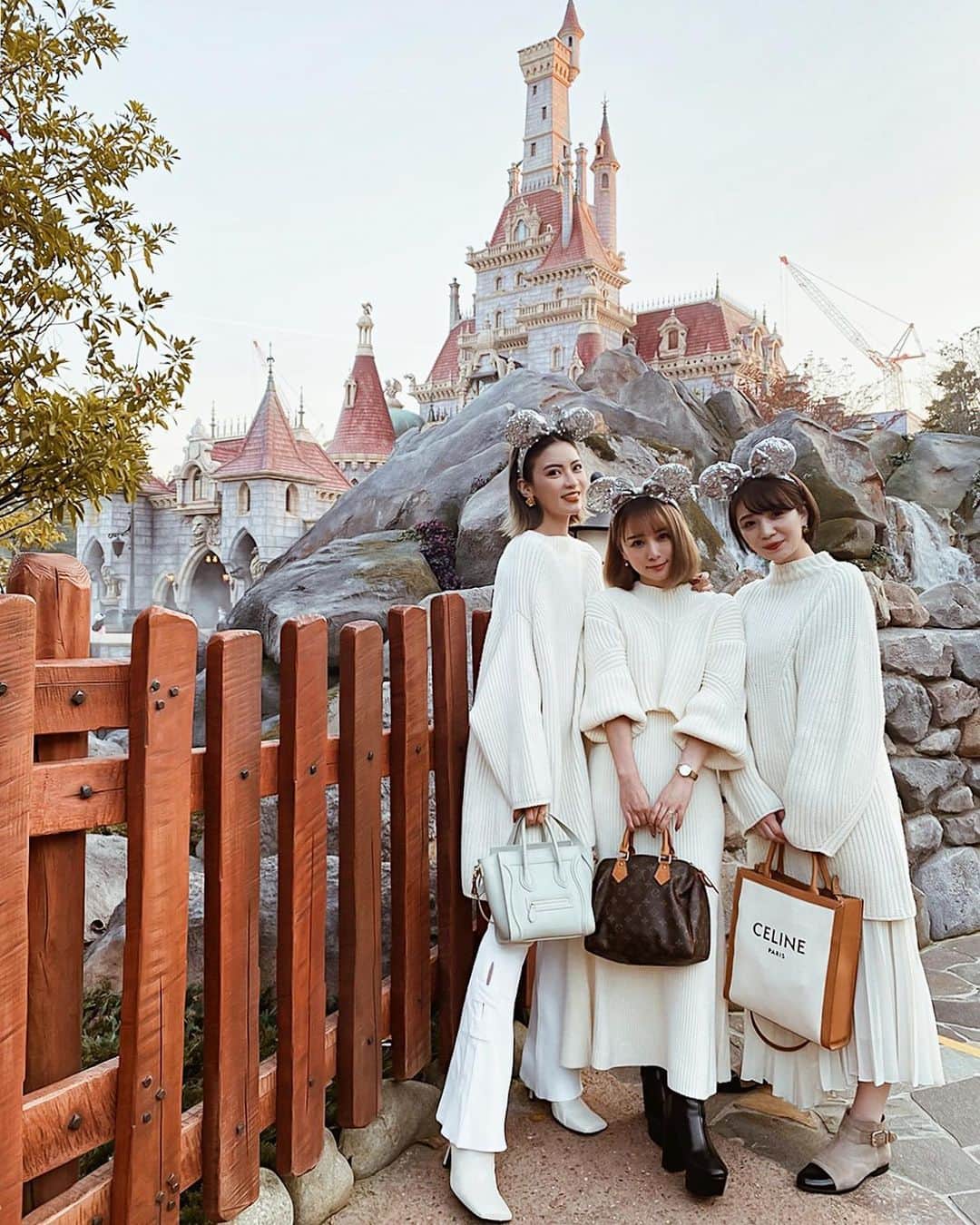 孫きょうのインスタグラム：「3人でやっと来れた🤍 歩いてるだけで1日が爆笑で過ぎてく人達👽  ホワイトクリスマスのつもりが ベイマックス🤍🤍🤍  写真NO‼︎な時のあんちゃんはベビーカーからおばさん達を見守ってます👧🏻🍦笑  #TDL #tokyodisneyland #disneyland  #ディズニーランド」