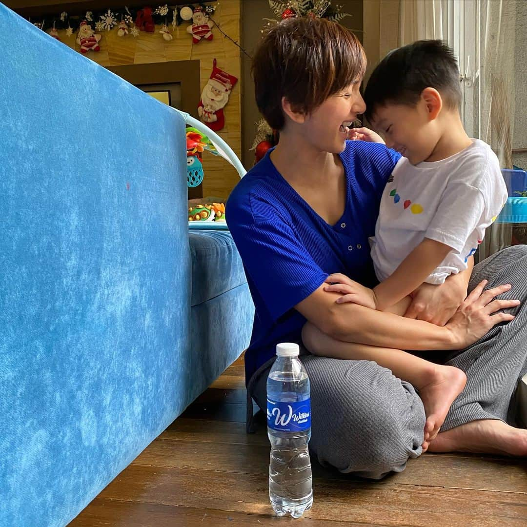 Iya Villaniaさんのインスタグラム写真 - (Iya VillaniaInstagram)「Mommies, do your kids also love to play outside? Primo loves to explore, kaya it’s been a challenge especially this year since we have to stay at home. Even more so now that it’s the rainy season, kaya it’s important to keep Primo safe. He stays warm and dry, and always hydrated with our supply of @wilkinsph at home 💙Distilled in 8 steps and recommended by doctors! That’s why we #TrustWilkinsDistilled」11月17日 19時35分 - iyavillania