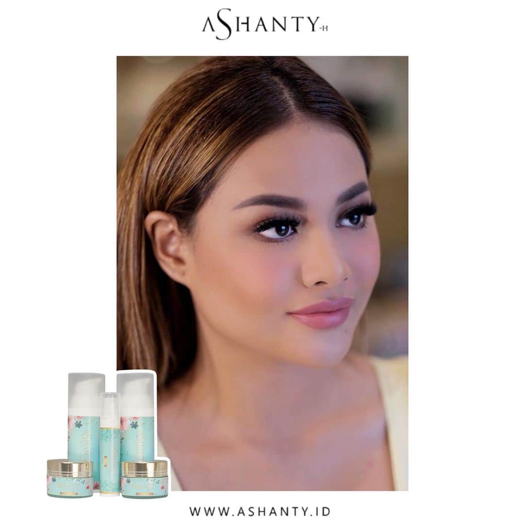 ASHANTY BEAUTY CREAM OFFICIALのインスタグラム：「Kamu punya masalah kulit wajah kusam, berminyak dan berjerawat ? Pasti kamu belum merawat wajah menggunakan Acne Cream Series by @ashantyid ✨  Acne Cream Series by @ashantyid merawat dan menutrisi kulit wajah yang kusam, berminyak dan berjerawat jadikan kulit wajah lebih sehat, bersih, cerah dan berseri ✨  _____________________________ Informasi dan pemesanan  Ashanty Beauty Cream Chat Via WA : WA: 081293823950 WA: 081287388885 WA: 087778489900 WA: 085781140354 ⚡️ Fast Respons Click Link On Bio Instagram @ashantyid ❣️ ______________________________ #ashantybeautycream #creamashanty #skincareashanty #skincare #skincareartis #skincarelokal #creamwajah #creamperawatanwajah #obatjerawat #jerawat #kosmetik #krimwajah #creamwajah #whiteningcream #ashantyid #ashanty」