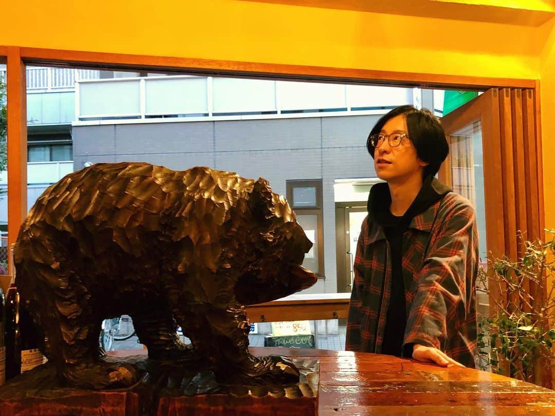 ホリエアツシさんのインスタグラム写真 - (ホリエアツシInstagram)「#木彫りの熊 というカルチャー🐻🐟」11月17日 19時34分 - a.horie
