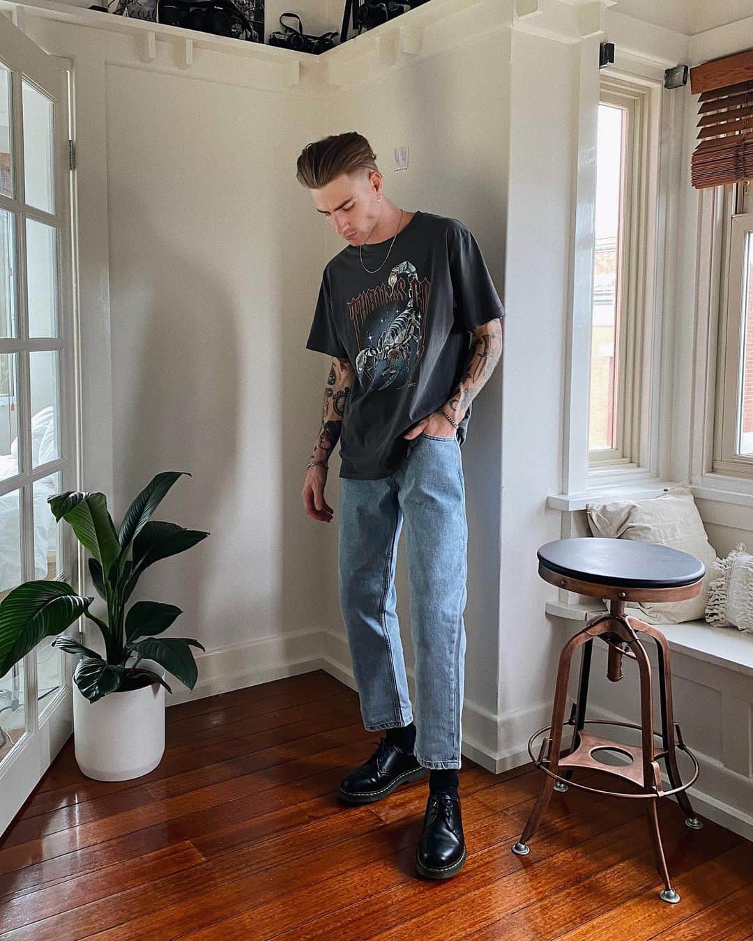 THOMAS DAVENPORTのインスタグラム：「classic fit from @universalstore // @thrillsco」