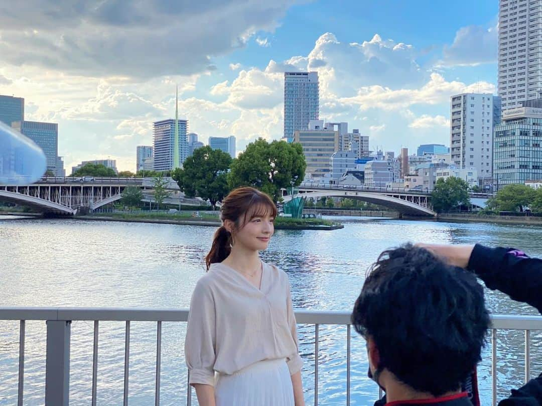 MBSアナウンサー公式さんのインスタグラム写真 - (MBSアナウンサー公式Instagram)「☀️MBSアナウンサーカレンダー2021 絶賛販売中☀️  写真は清水アナ @mayasmz のオフショット📸 空が青さが水面に反射して、幻想的な風景ですね☺️清水アナの横顔、、、いつ見てもええなあ。☺️🌸(投稿者野嶋の独り言　)  ---- 購入者プレゼントのお知らせ ----  カレンダー、ロケ地マップ、マップケースのいずれか一つを含めて撮影したあなたの写真or風景写真に #MBSアナウンサーとつながりたい ↑こちらのハッシュタグをつけて投稿していただくと…  抽選で豪華プレゼントが当たります！🥰  🔥〆切は　12月18日(金) 20:00 まで🔥  優秀作品やプレゼントの当選者は、 上記の時間からYouTubeライブにて発表いたします！！  この機会に『MBSアナウンサー公式YouTubeチャンネル』へのご登録も併せてお願いしますね🤳  (プレゼントの応募方法やその他イベントなど 詳しくは、↑の投稿画像またはカレンダー付録の同用紙をご確認ください。)  ※このキャンペーンはカレンダー購入者のみが参加できるものです。ご注意ください。  たくさんのご応募お待ちしてます！  ---- カレンダー購入方法 ----  らいよんデイリーストア(MBS1階) ジュンク堂 関西各店舗 紀伊国屋書店 梅田本店 MBSネットショッピング Amazon、楽天市場　などから購入できます🙌  付録: アナウンサー生写真1枚(※ランダム)、ロケ地マップ、マップケース」11月17日 19時28分 - mbs.ana