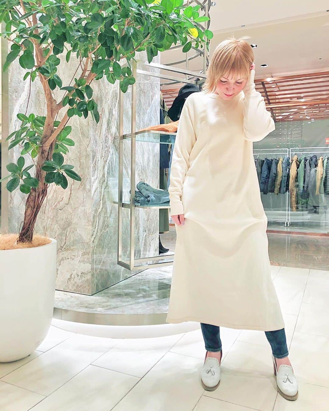 Jenyaさんのインスタグラム写真 - (JenyaInstagram)「閉店後にお買い物体験！ @isetan_shinjuku  @isetan_shinjuku_urbancloset  #イセタニスタ活動   伊勢丹新宿の2階にある、アーバンクロゼットって知っていますか？ バイヤーさんが選んだ、セレクトショップみたいなエリアがあります。 特に３０代〜の働く女性やママ、もちろん、ワーキングママ、にも人気だそうです！ 私も（ギリ）３０代のワーママなので、わかります！ どの洋服も、洗練されていて、綺麗で上質なものばかりで、現代の輝く女性をさらに美しく見せる、そんなお洋服が揃っています。  バイヤーさんとスタイリストさんとお話しして、そこからお買い物体験💕正直、ちょっと高めのお洋服だと、試着もお願いしづらいですが、閉店後なので、他のお客さんのことも気にせずにいろいろトライ！ 今回は初めて知るブランドがたくさんありました。 ああ、やっぱり、いいお洋服を着てみるだけで、こんなに気分が上がりますね🥰  いくつか着てみて、２つを購入。 @redcardtokyo のデニムと、 @ticca_tokyo の一目惚れした白いワンピース。 ママになってから、シンプルな洋服を欲しくなってきたけど、その中でも遊び心があるもので、自分らしさを出したいと、常に思っています。  スタイリストさんが着ていたお洋服が可愛かったので、ブランドを聞いてみたら、そのブランドの中からお気に入りのワンピースを見つけられました！  これからも、女性を忘れずにママを頑張るためにも、素敵なお洋服に出会っていきたいです！ そういうママさん、ぜひ　#伊勢丹2階 に行ってみてくださいね！  #アーバンクロゼット #urbancloset #urban_snap #isetanshinjuku #アーバンワードロー部 #isetan #ootd #伊勢丹新宿店 #伊勢丹新宿 #イセタニスタ #ticca #redcarddenim #redcardtokyo #ママコーデ #ママファッション」11月17日 19時28分 - jenya_jp