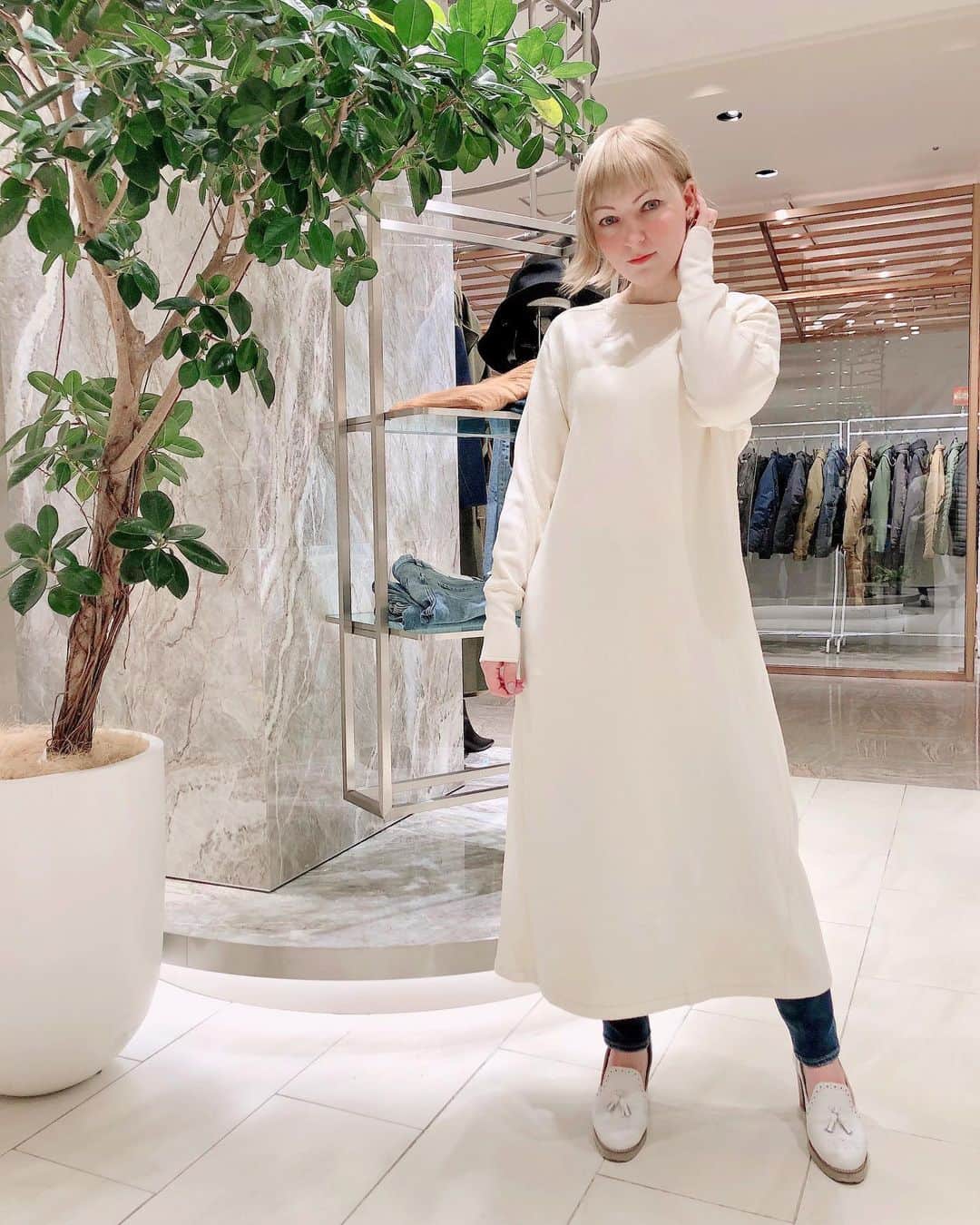 のインスタグラム：「閉店後にお買い物体験！ @isetan_shinjuku  @isetan_shinjuku_urbancloset  #イセタニスタ活動   伊勢丹新宿の2階にある、アーバンクロゼットって知っていますか？ バイヤーさんが選んだ、セレクトショップみたいなエリアがあります。 特に３０代〜の働く女性やママ、もちろん、ワーキングママ、にも人気だそうです！ 私も（ギリ）３０代のワーママなので、わかります！ どの洋服も、洗練されていて、綺麗で上質なものばかりで、現代の輝く女性をさらに美しく見せる、そんなお洋服が揃っています。  バイヤーさんとスタイリストさんとお話しして、そこからお買い物体験💕正直、ちょっと高めのお洋服だと、試着もお願いしづらいですが、閉店後なので、他のお客さんのことも気にせずにいろいろトライ！ 今回は初めて知るブランドがたくさんありました。 ああ、やっぱり、いいお洋服を着てみるだけで、こんなに気分が上がりますね🥰  いくつか着てみて、２つを購入。 @redcardtokyo のデニムと、 @ticca_tokyo の一目惚れした白いワンピース。 ママになってから、シンプルな洋服を欲しくなってきたけど、その中でも遊び心があるもので、自分らしさを出したいと、常に思っています。  スタイリストさんが着ていたお洋服が可愛かったので、ブランドを聞いてみたら、そのブランドの中からお気に入りのワンピースを見つけられました！  これからも、女性を忘れずにママを頑張るためにも、素敵なお洋服に出会っていきたいです！ そういうママさん、ぜひ　#伊勢丹2階 に行ってみてくださいね！  #アーバンクロゼット #urbancloset #urban_snap #isetanshinjuku #アーバンワードロー部 #isetan #ootd #伊勢丹新宿店 #伊勢丹新宿 #イセタニスタ #ticca #redcarddenim #redcardtokyo #ママコーデ #ママファッション」