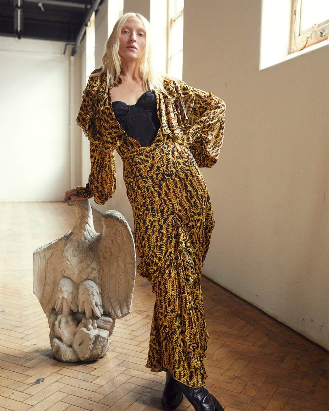 ヴィヴィアンウエストウッドさんのインスタグラム写真 - (ヴィヴィアンウエストウッドInstagram)「Inspired from an archive print in the Gold Label AW11/12 collection, the Animal Artwork in Crinkle Georgette returns this season on the Consuelo Shirt and Consuelo Skirt. #VWAW20」11月17日 19時30分 - viviennewestwood