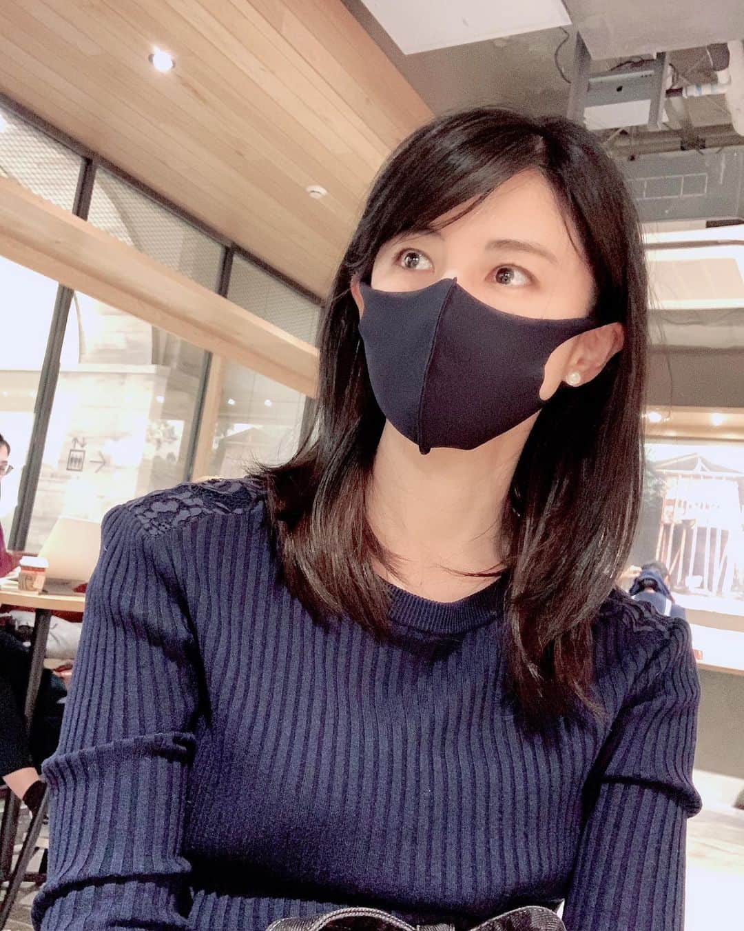 中江有里さんのインスタグラム写真 - (中江有里Instagram)「洋服の色に合わせて紺色マスク。  マスクがどんどん増えてしまう。。。」11月17日 19時31分 - yurinbow1226