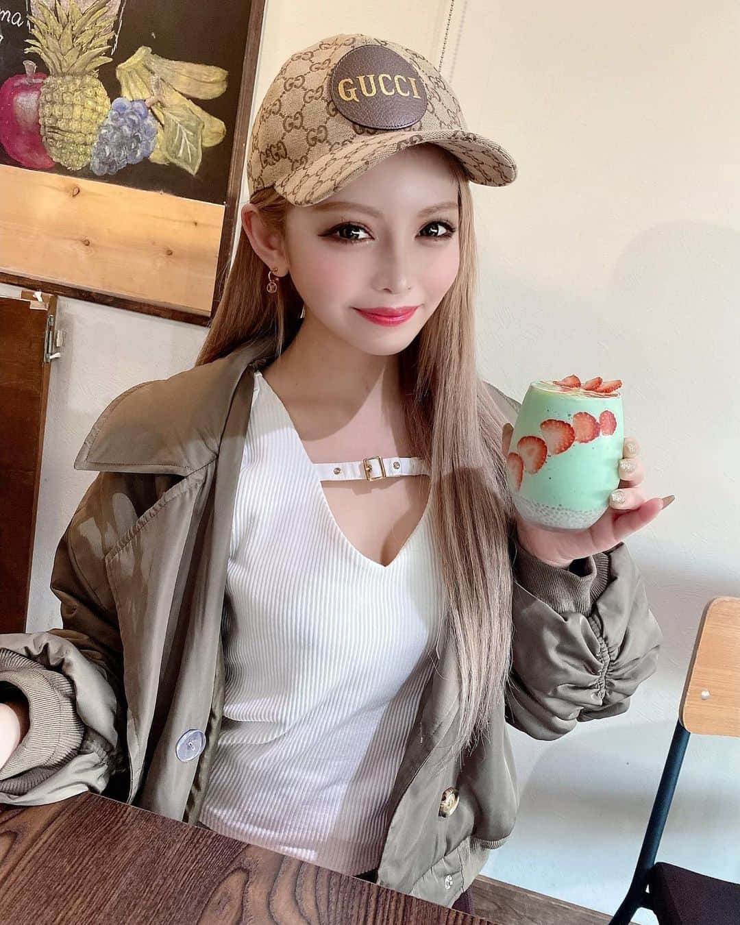 エリカのインスタグラム：「鬼かわスムージー飲んだり食べ歩きしてたらお腹いっぱいで本命の珊瑚礁カレー断念してワロタｸｿﾜﾛﾀﾝﾊﾞﾘﾝｼｬﾝｼｬﾝｶｽﾀﾈｯﾄﾀﾝﾀﾝﾌﾟｯﾌﾟｸﾌﾟｰｼｬﾝｼｬﾝﾌﾞｰﾁﾘﾘﾘﾘﾘﾝwwwwwwwwwww﻿ 手相占いとタロット占いもして大当たり👽🔮﻿ #江ノ島カフェ #imore #バーレスク東京 #六本木 #渋谷 #新宿 #歌舞伎町 #ギャル #ベビギャル #キャバ嬢 #ダンサー #水着 #水着ギャル #ビキニ #burlesque #dancer ﻿」