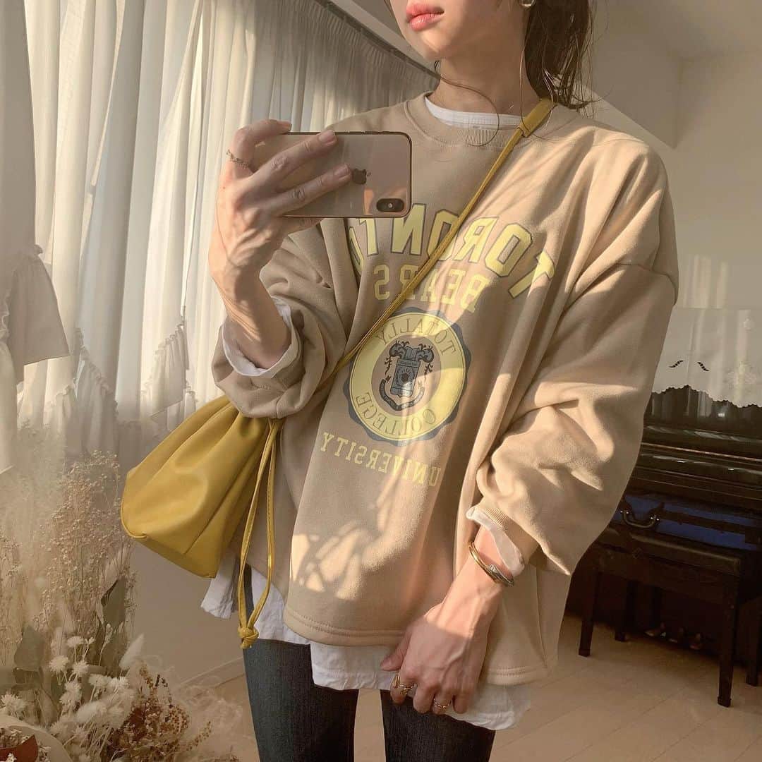 nyaachanのインスタグラム：「* ロゴスウェット、欲しくてずっと色々迷ってて… ついにドンピシャタイプのやつ見つけた☺️❤️ ベージュに黄色のロゴとかかわゆすぎる❤︎ 今日はあったかくてスウェットだけで全然へーきやった☺️ * #ロゴスウェット　@isntshe_official  #イエローバッグ　@donobanweb  #スキニーデニム　@moussyofficial  でした🙌 * *  #instagood#instafashon#今日の服#今日のコーデ#おしゃれさんと繋がりたい#プチプラファッション#プチプラコーデ#カジュアルコーデ#着回しコーデ#大人カジュアル#韓国ファッション#きれいめカジュアル#きれいめコーデ#ガーリーコーデ#おちびコーデ#低身長#ティアードブラウス#秋コーデ#スキニーデニム#isntshe#スウェット」