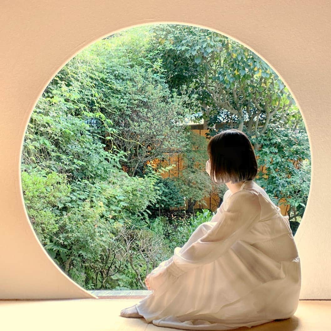 葉山いくみのインスタグラム：「本日誕生日を迎えました～！ たくさんのお祝いメッセージありがとうございます！！ 今日はお仕事をいくつかと夜には配信もあって、 私的に一番幸せな誕生日になりました🎂  2020年は環境と心の変化の大きな年でした。 今まで感じていたことや当たり前が覆されるような生活の中で、 自分にとって大切なものってなんなんだろうとか、人生を豊かにするというのはどういうことなのかなって改めて考える一年でした。  こういう時だからこそ自分に出来ること、やりたいことが前より明確になった気がします。 これからも私らしく頑張るので応援していただけたら嬉しいです！ 新しい一年もよろしくお願いします☺️」