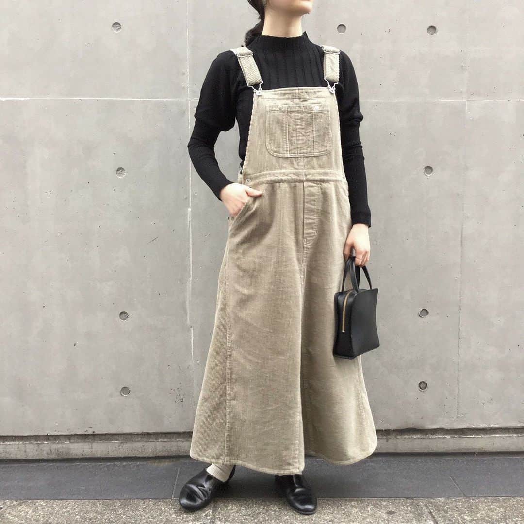 のインスタグラム：「. . . // staff  coordinate // . . @fig_london   8W corduroy jumper skirt ¥15,800+tax  Isabella 　puff KN ¥8,900+tax . . #アトリエドゥサボン #figlondon#フィグロンドン #コーデュロイ#コーデュロイワンピース#ジャンパースカート#コーディネート」