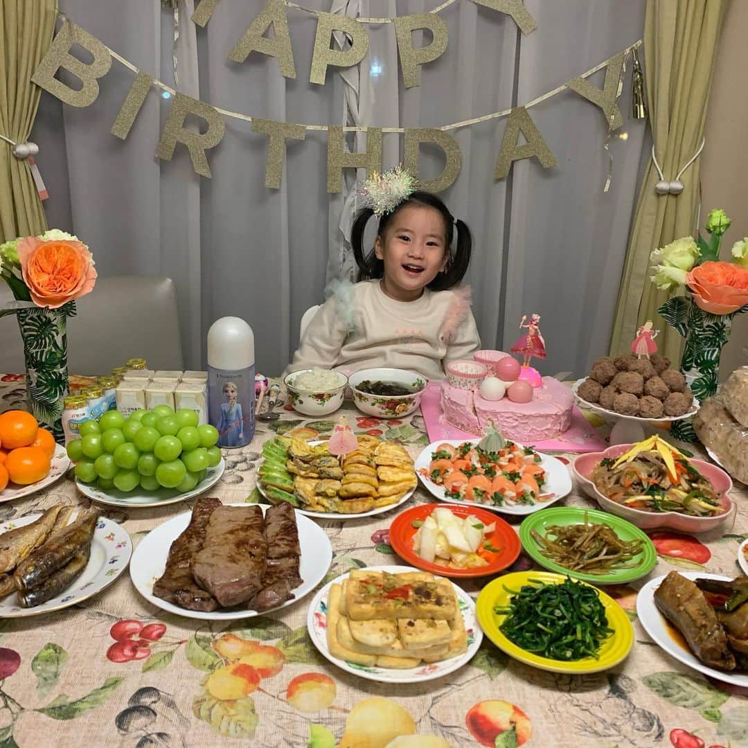 チェ・ジョンユンのインスタグラム：「외할머니의 5년째 생일상. 사랑받는 지우야.사랑을 나눌줄 아는 사람으로 성장하자!우리 같이!」