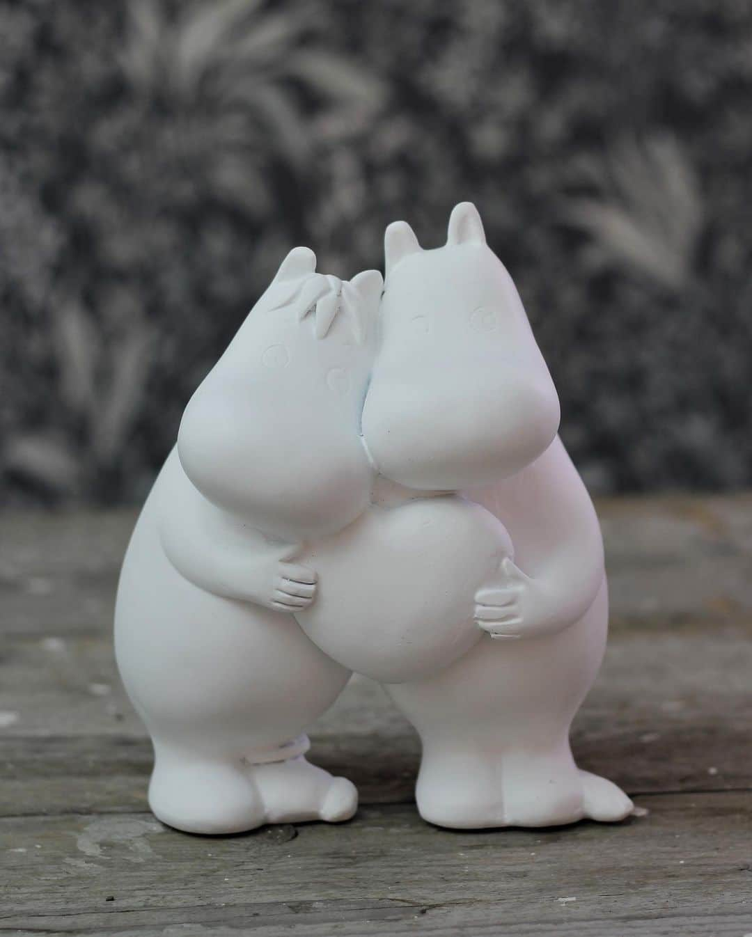 ムーミンさんのインスタグラム写真 - (ムーミンInstagram)「Have a look at this beautiful Moomintroll & Snorkmaiden figurine by @mittoditt ❤️ This limited edition True Love figurine is absolutely Moominous!😍 Available on 👉 moom.in/mittdittnew  #moomin #moominofficial #moomincom #moominshop」11月17日 19時51分 - moominofficial