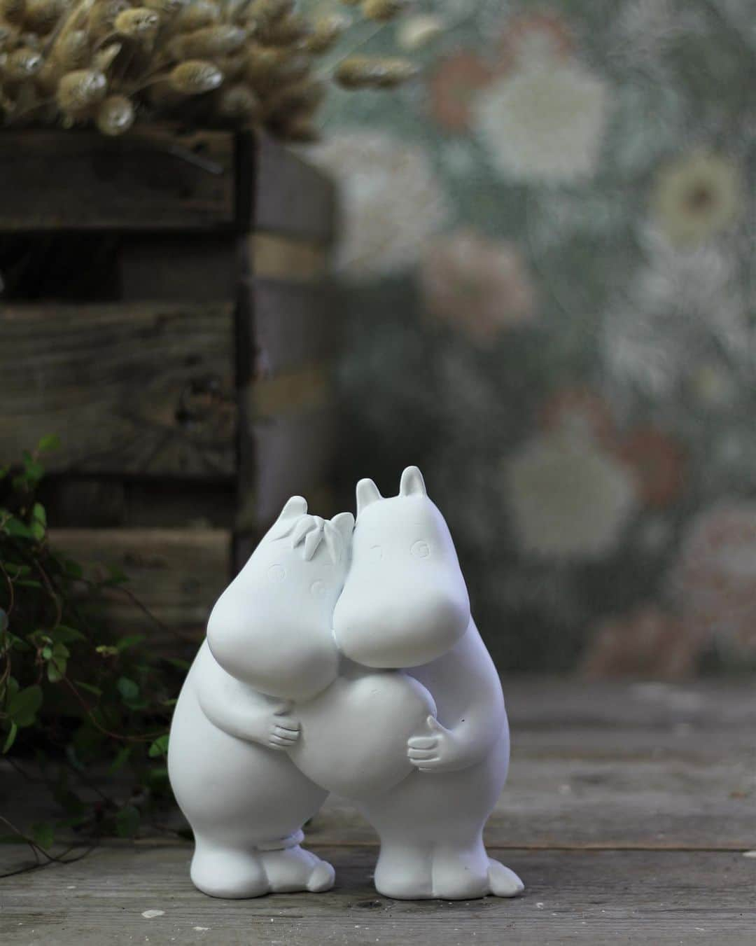 ムーミンさんのインスタグラム写真 - (ムーミンInstagram)「Have a look at this beautiful Moomintroll & Snorkmaiden figurine by @mittoditt ❤️ This limited edition True Love figurine is absolutely Moominous!😍 Available on 👉 moom.in/mittdittnew  #moomin #moominofficial #moomincom #moominshop」11月17日 19時51分 - moominofficial