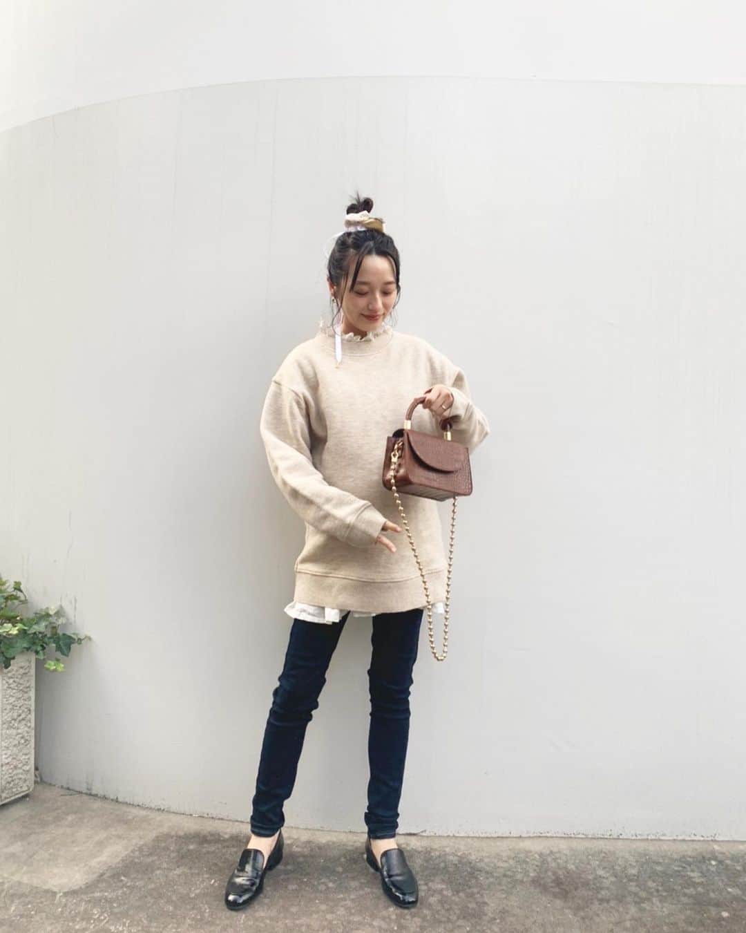 のインスタグラム：「私服🤍 トップス、鞄、シュシュ @nire_tokyo  ブラウス 古着 デニム @uniqlo  靴 PASCUCCI  少し甘めなのでボトムはデニム☺️ #nire #古着」