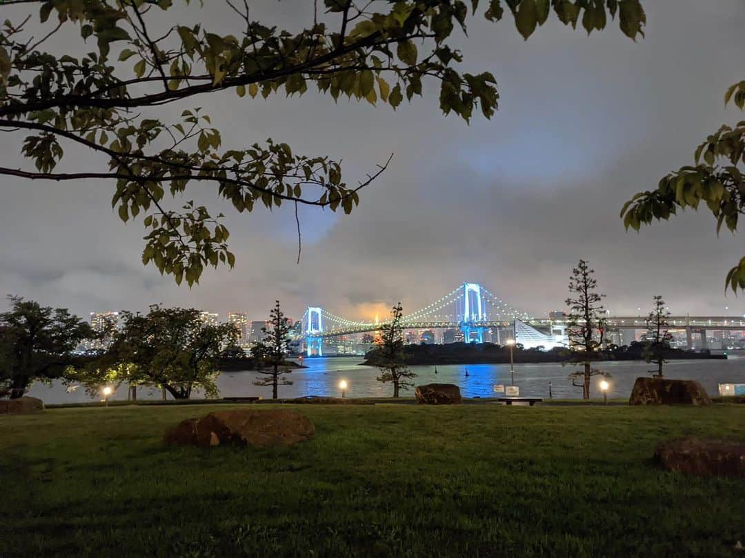 李 雨瀟さんのインスタグラム写真 - (李 雨瀟Instagram)「雨上がりのお台場🌃 ゆっくり深呼吸して心を落ち着かせる。これ大事ねっ🤍 . 最近のインスタ写真は全部googlepixelで撮ったものだよ✨ 広島も福岡もぜーんぶ。 人のポートレートも最高だけど夜景モードが完璧すぎて…  この色味と艶感が伝わるかな☺️ 風景撮る楽しみが増えたなっ✨ . . #お台場 #雨上がり #いい景色 #だれかにみせたい景色 #誰かに見せたい世界  #Googlepixel #グーグルピクセル4a #夜景 #夜景モード #pixelで撮影 #googleのスマホ」11月17日 19時47分 - yuisho_ri