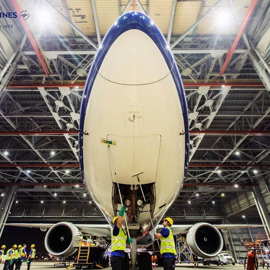 日本地区チャイナ エアラインさんのインスタグラム写真 - (日本地区チャイナ エアラインInstagram)「【飛行機豆知識】  機体のクリーニングはその外観を維持する為だけでなく、飛行の安全性にも効果を発揮します。  また、定期的な清掃は、機体の寿命を延ばします。  この重要なタスクを実行するには10人以上の技術者が必要であり、従来の方法では一連の作業に6‐8時間を要していましたが、今はエコシャインクリーニングシステムの導入により約3時間で完了することができるようになりました。  ＜公式HP＞ https://goo.gl/vif8Qp  #チャイナエアライン #chinaairlines #中華航空 #スカイチーム #台湾 #防疫」11月17日 19時48分 - chinaairlines.jp