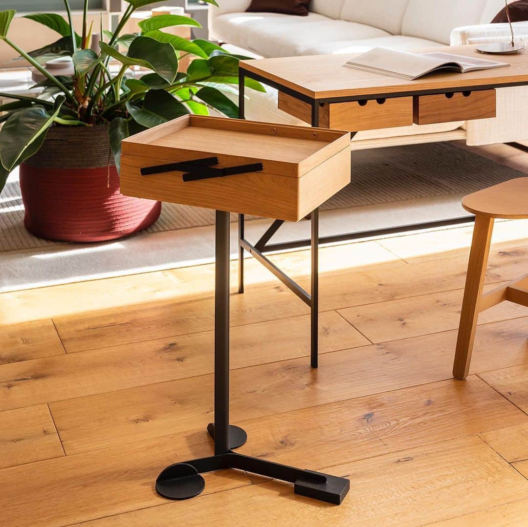 Cassina ixc. (カッシーナ・イクスシー) さんのインスタグラム写真 - (Cassina ixc. (カッシーナ・イクスシー) Instagram)「多目的キャビネット＜COMODO（コモド）＞には、ヒンジで開け閉めできるトレイ状の蓋が付いています。ベッドサイドテーブル、トレイ、コーヒーテーブル、あるいはお気に入りのものを入れておく小箱など、さまざまな用途にお使いいただけます。 . The multi-purpose cabinet COMODO has a tray-shaped lid that opens and closes with hinges. This elegant unit can be used as a bedside table, a tray, a coffee table, or as a small storage box for all your favorites. . カッシーナ・イクスシーのオンラインストアでは、家具から雑貨まで幅広いアイテムを取り扱っています。在庫品や国内製作品は通常納期でお届けしていますので、ぜひご利用ください。 . ●オンラインストアはプロフィール(@cassinaixc_official )のURLよりご覧いただけます。 . #cassina #karakter #comodo #sidetable #cabinet #interior #interiorinspiration #homedecor #design #カッシーナ #カッシーナイクスシー #カラクター #デザイン #インテリア #インテリアショップ #インテリアコーディネート #おうち時間 @karaktercopenhagen」11月17日 19時50分 - cassinaixc_official
