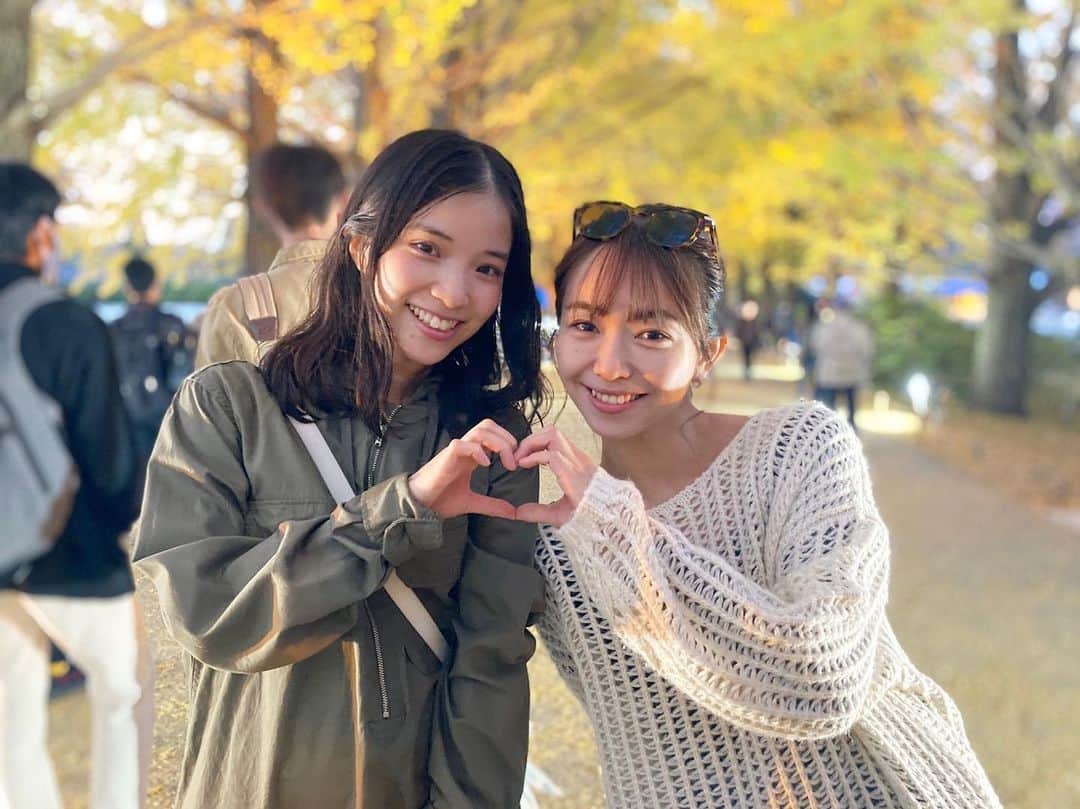 仮谷せいらのインスタグラム：「何ですかこのポーズは😂😂 イチョウ並木がとても綺麗でした🍂」