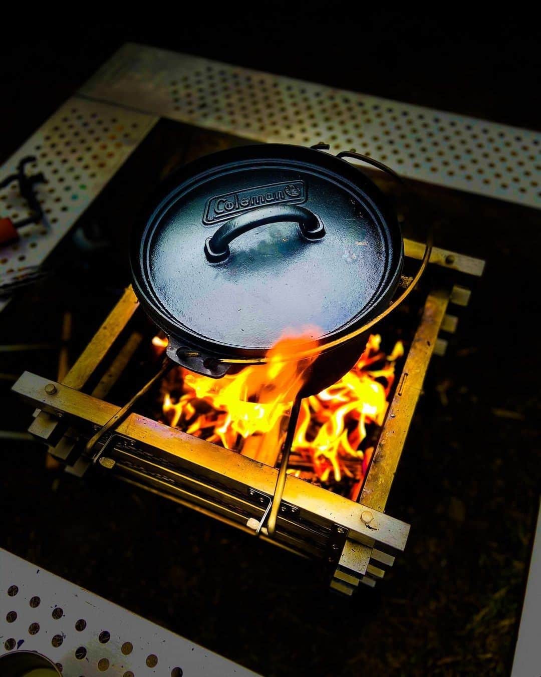 Coleman Japanのインスタグラム：「相性抜群！焚き火🔥とダッチオーブン。食材を入れてローストするだけでジューシー肉料理🍖の出来上がり！   📷：@koo.ta さん 素敵なお写真ありがとうございました☺️ ・ ━━━━━━━━━━━━━━━━━ #私のコールマン を付けて投稿して頂いた中から素敵なお写真は、コールマン公式SNSでご紹介させて頂きます♪ ━━━━━━━━━━━━━━━━━ ・ ・ ・ #灯そうColeman #灯そうコールマン #灯そう #Coleman #コールマン #Camp #キャンプ #Outdoor #アウトドア #アウトドア料理 #アウトドア飯 #キャンプ飯 #キャンプご飯 #キャンプ料理 #キャンプごはん #アウトドアレシピ #キャンプレシピ #私のコールマンレシピ #ダッチオーブン #ダッチオーブンSF #焚き火 #焚き火台 #焚き火キャンプ #ステンレスファイアープレイス #ファイヤープレイス3 #ファイアープレイステーブル」