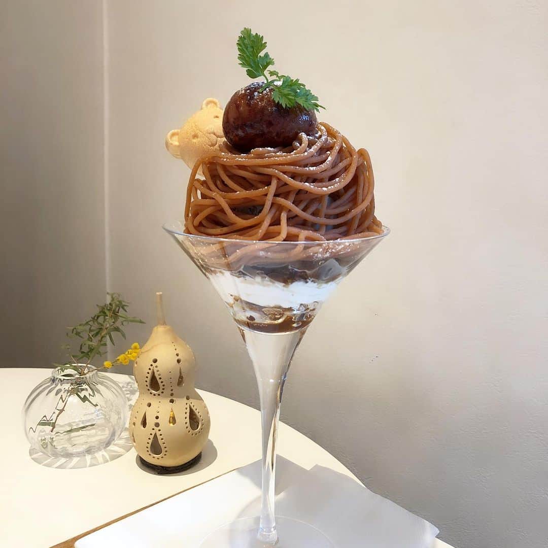 前田友香のインスタグラム：「﻿ ずっと気になっていた﻿カフェに🍰 ﻿ ﻿ ミニモンブランパフェ﻿ ﻿ ﻿ モンブランの中には﻿ 黒ごまアイス﻿ ノンカフェインのコーヒーゼリーなど♡﻿ ﻿ ﻿ 後ろのクマさん最中と一緒に食べます🐻﻿ ﻿ ﻿ 栗と黒ごまアイスとコーヒーゼリー﻿ の組み合わせが﻿ こんなにも﻿ 合うだなんて衝撃！衝撃！衝撃！🤩✨﻿ ﻿ ﻿ ﻿ ミニといいながら﻿ 満足です♡﻿ トーストも美味しかった♡﻿ ﻿ ﻿ ﻿ 私たちが入ったあと﻿ あっという間に﻿ 満席になってた！﻿ ﻿ ﻿ 季節毎に﻿ 旬の果物を使った﻿ 期間限定メニューがでるみたいで！﻿ ﻿ 絶対また行くー♡♡♡﻿ ﻿ ﻿ ﻿ ﻿ ﻿ ﻿ #cafe﻿ #福岡カフェ﻿ #カフェ巡り﻿ ﻿ #グルメ﻿ #スイーツ﻿ #sweets﻿ #おやつ﻿ ﻿」