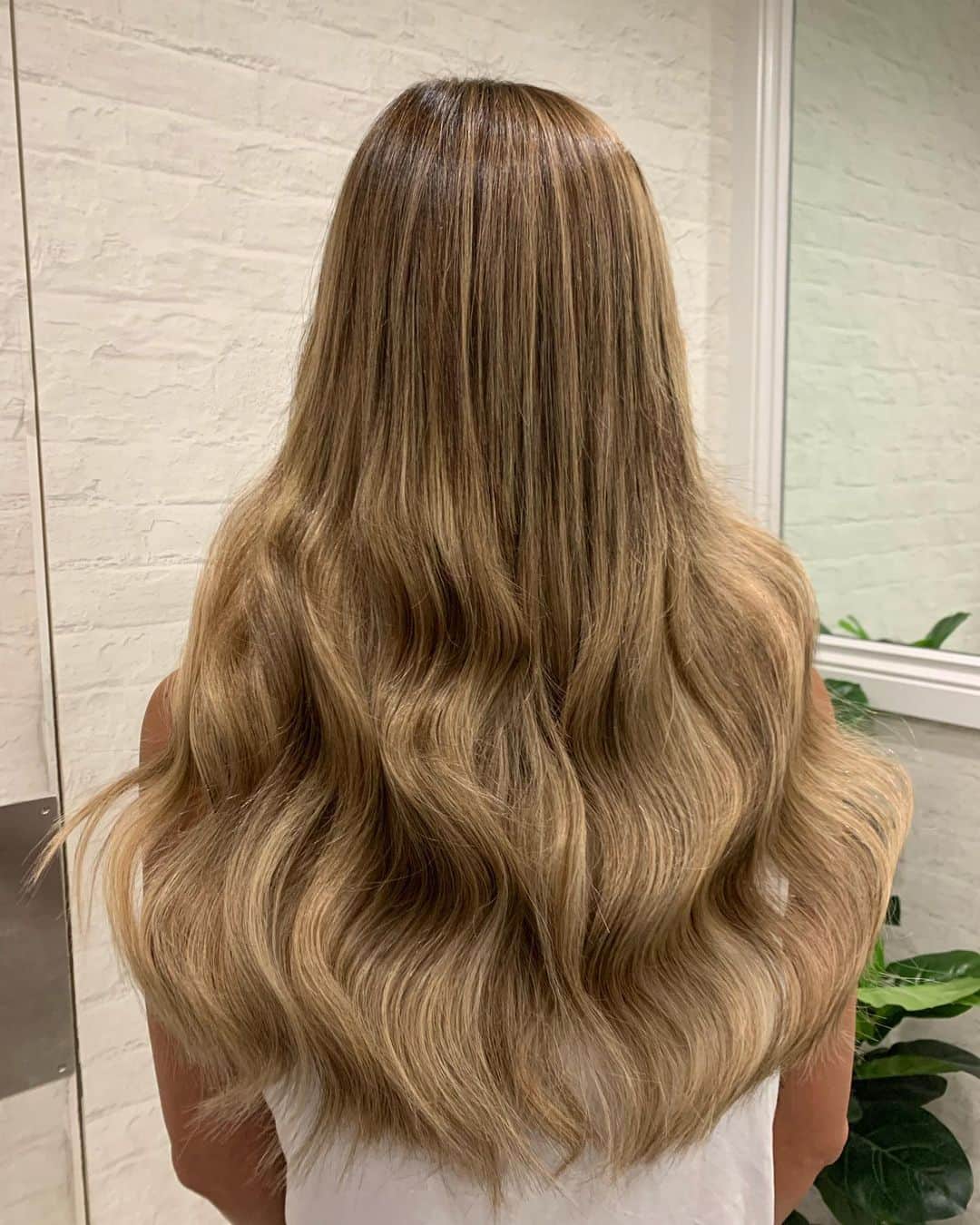 シャーニ・ヴィンソンのインスタグラム：「Massive #TransformationTuesday with the best in the biz @showoff_hair #goldilocks #mermaidhair #summervibes #longhairdontcare #hair #hairtransformation #extensions」