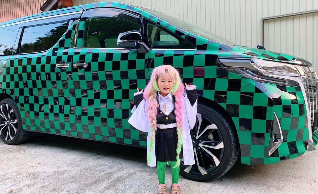 太陽チャンネルのインスタグラム：「我が家の新しい車でーす♡ 鬼滅Loveすぎて炭治郎仕様車になっちゃいました🥺💕 めっちゃ頑張ったのに子供たちの反応が🤣🤣🤣だったのでぜひYouTubeみてください😿💕 #痛車 #鬼滅の刃 #demonslayer  #甘露寺蜜璃 #アルファード #太陽チャンネル」