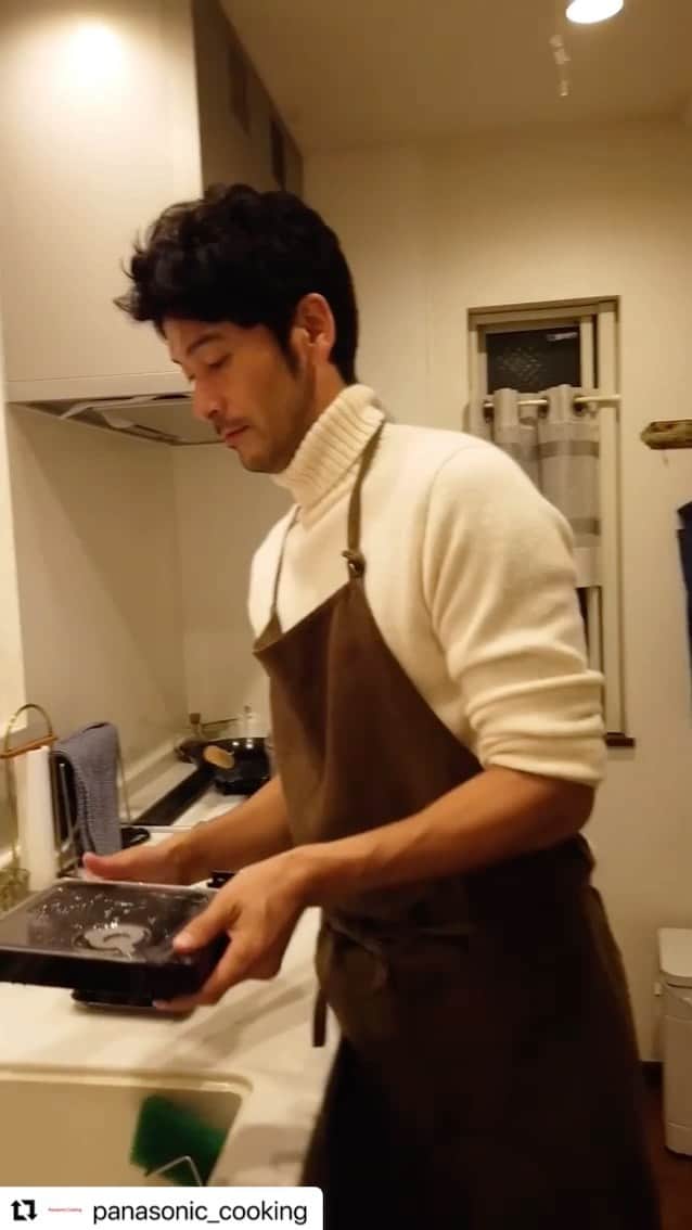 久保田裕之のインスタグラム：「オーブンレンジで魚が焼けるなんて😲 最後の次男のコメントが美味しさを物語ってます(笑) #Repost @panasonic_cooking with @make_repost ・・・ パナソニックのビストロは、魚焼きもおまかせ。 両面グリルだから、ひっくり返さなくても皮までパリパリに。  おまかせで焼けて、焦がす心配もありません。 簡単だから、普段使いできてとっても便利。  家事に仕事に子育てに追われる日々も、ごはんはできるだけ手づくりしたい。 頑張りすぎない、でもちゃんとおいしい食卓を、ずっと続けていきたい。  そんな思いを抱える共働きの5人家族、久保田ファミリー。 パナソニックのあたらしい冷蔵庫とレンジを使いはじめてから、 「家電で、料理がこんなにラクになるんだ」という発見が日々あるといいます。 詳しくは「USER'S　Documentary」（https://panasonic.jp/cooking/family.html) で紹介中。  ▼商品詳細はIGTVから下記リンクをクリック https://panasonic.jp/range/  パナソニック　スチームオーブンレンジ（NE-BS2700）」
