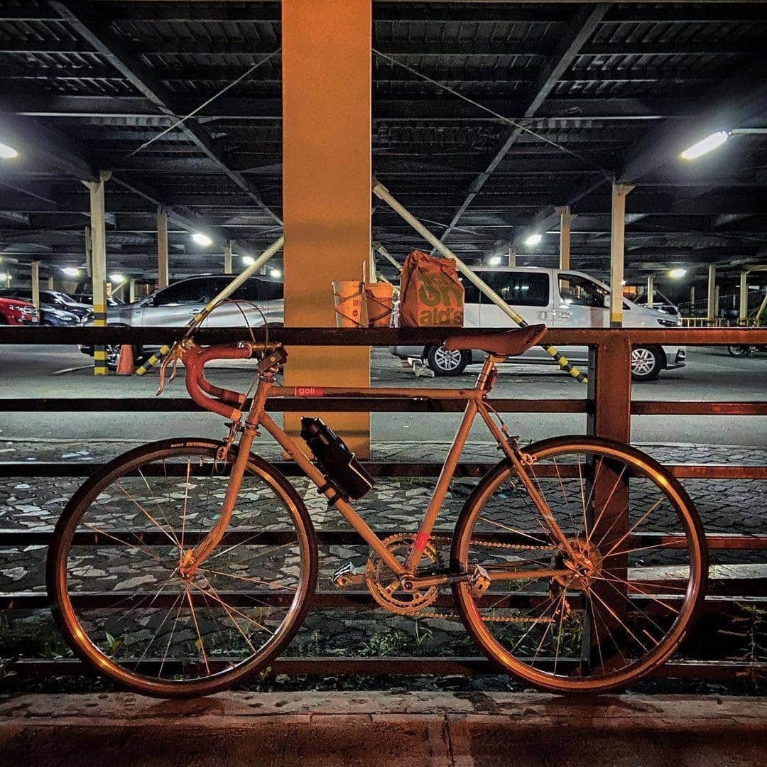 McDonald's Philippinesのインスタグラム：「Craving for a late-night snack, but there’s no one to drive you?  Edi mag Bike-Thru ka na lang!   At McDonald’s, all rides are welcome! Share your #McDoRideThru stories by posting your photos and tagging McDo.   Photo by @biketitoph」