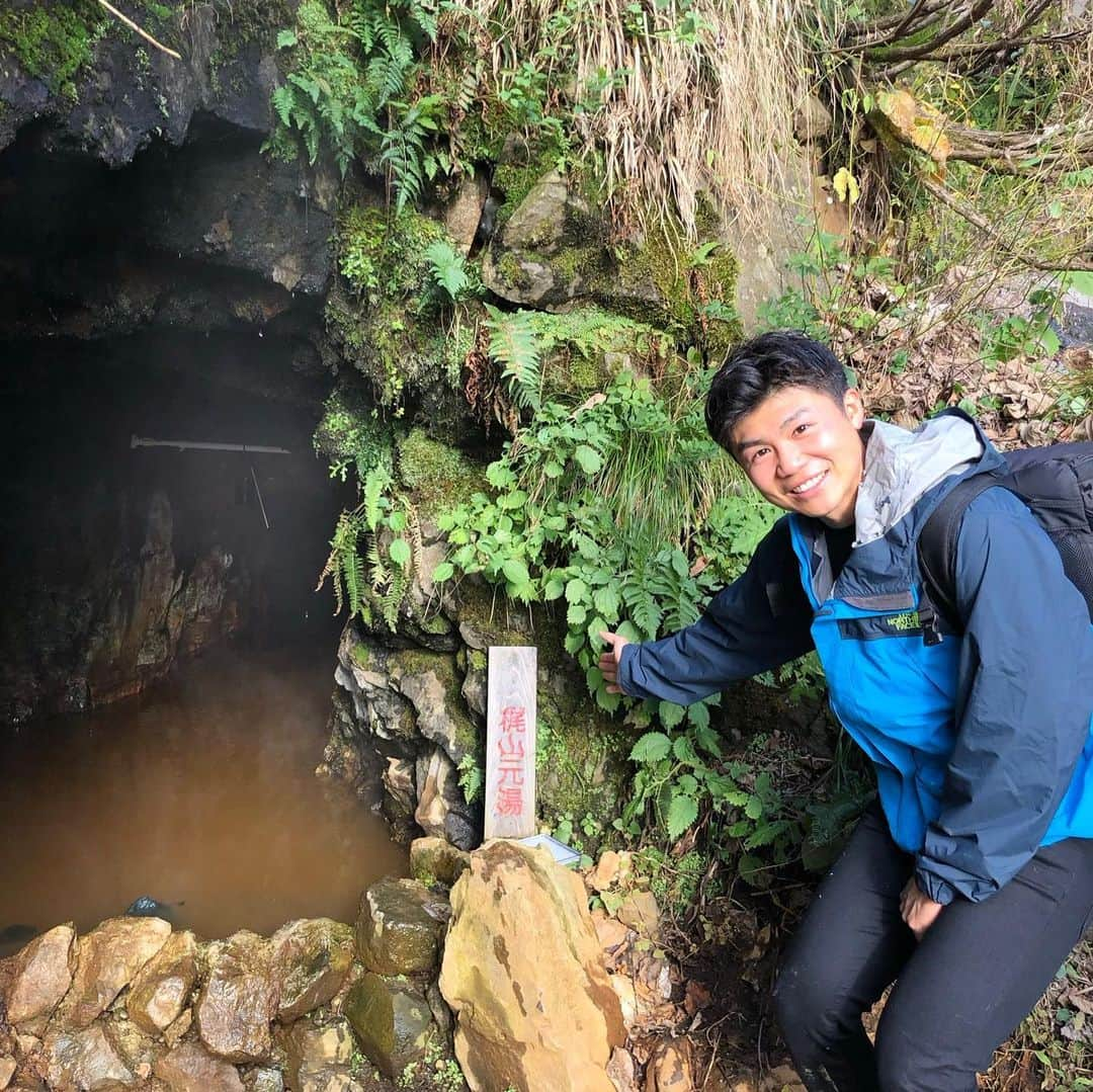 大角怜司のインスタグラム：「「山奥の“秘湯”を求め大冒険♨️🏔」  糸魚川市に洞窟温泉があるということで雨飾山へ！  秘湯の名は「梶山元湯」♨️ 江戸時代に発見されたそうです。  バスで山を登り到着！！！ かと思いきや、そこから過酷な登山のスタート！！！  ロープを使わなければ登れない道が何箇所もありました😅  ようやく到着し、絶景を眺めながら洞窟温泉に浸かると疲れが一気に吹き飛びました☺️  入社してから1番過酷なロケでしたが、アウトドアの好きの僕的には最高なロケでした！！！！  ロケ後、 一緒に登ってくださったカメラマンは呟きました。 「テレビが来る場所じゃない」と。笑  大冒険の第二弾もお楽しみに〜！！  #秘湯#温泉 #梶山元湯#♨️ #大自然#源泉 #まさに穴場 #大冒険#登山 #新潟#糸魚川市 #ux#新潟テレビ21 #スーパーJにいがた #アナウンサー」